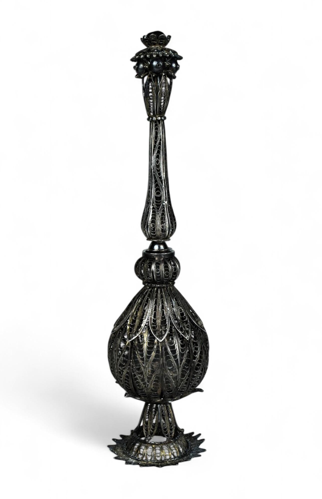 Squisito anonimo spruzzatore di acqua di rose in filigrana d'argento del Kashmir (Gulaab Pash)
Circa 1880-1910  Srinagar, Kashmir

Questo antico gulaab pash (spruzzatore di acqua di rose), un raro capolavoro di lavorazione dell'argento dell'Asia