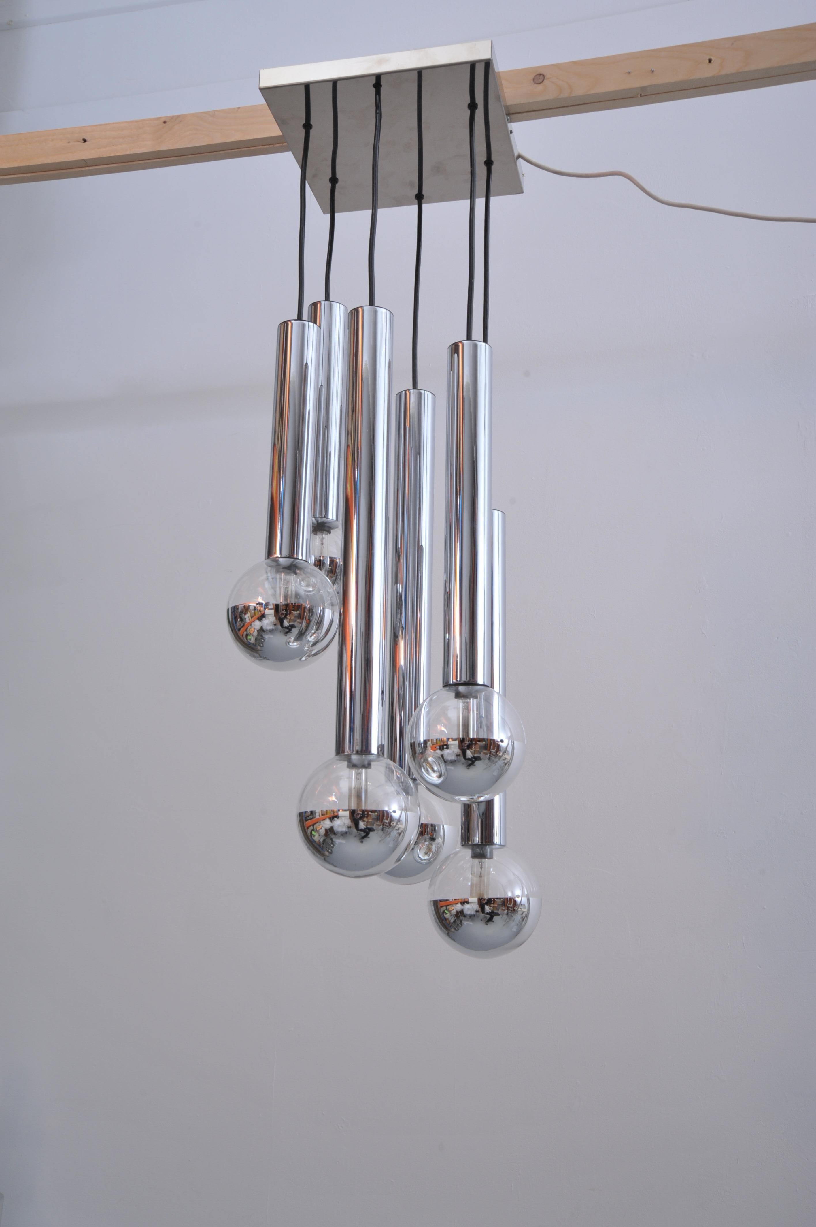 Motoko Ishii Kaskade
Lampada da soffitto

1970s.

Grande cascata con sei sfere. Le sfere di vetro si specchiano sul fondo, creando una bellissima luce indiretta.
Un classico di Motoko Ishii.

Motoko Ishii è un'artista della luce giapponese che ha