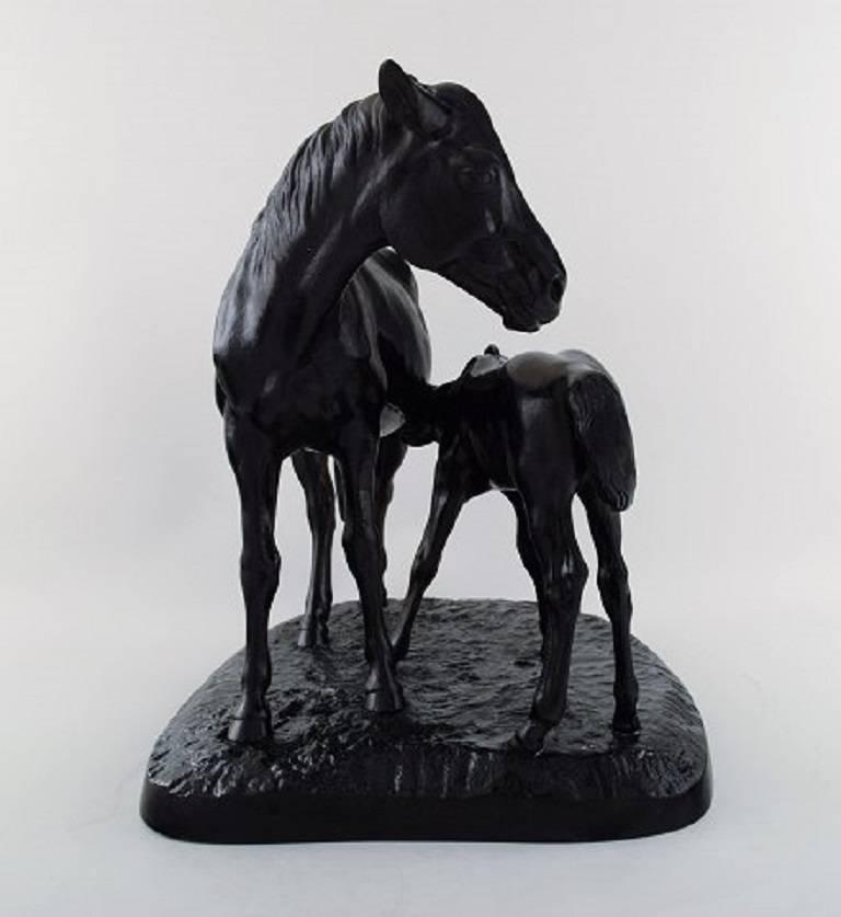 Kasli, large Russian sculpture of patinated cast iron in the form of a horse with foal.
Stamped on the bottom, dated 1966 and with artist signature on the side.
In perfect condition.
Measures: 32 cm. x 29 cm.