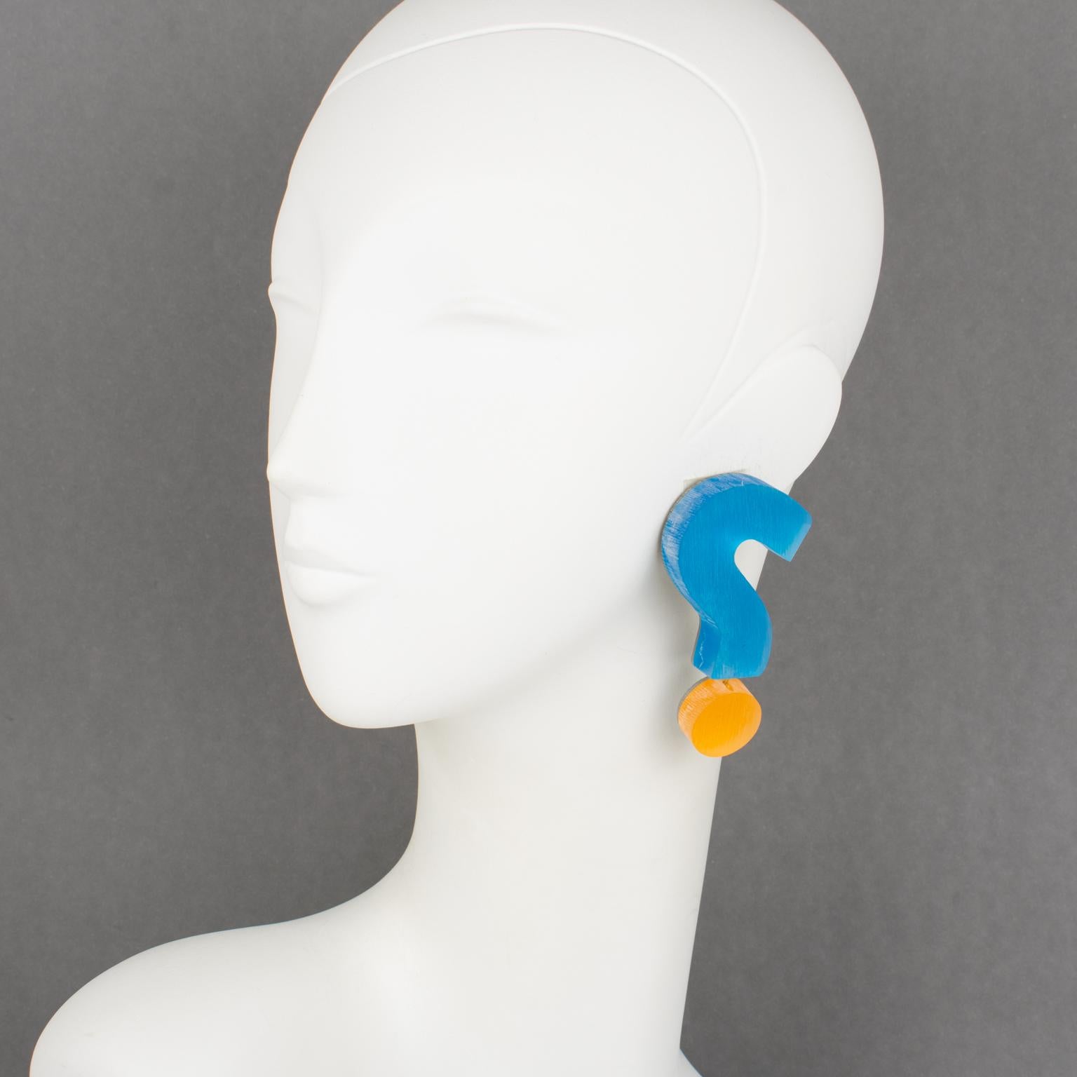 Harriet Bauknight for Kaso designed these rare, stunning geometric Lucite or acrylic resin clip-on earrings. They feature a giant dangling question mark design, using frosted textured Lucite in bright blue and tangerine orange colors. The Kaso brand