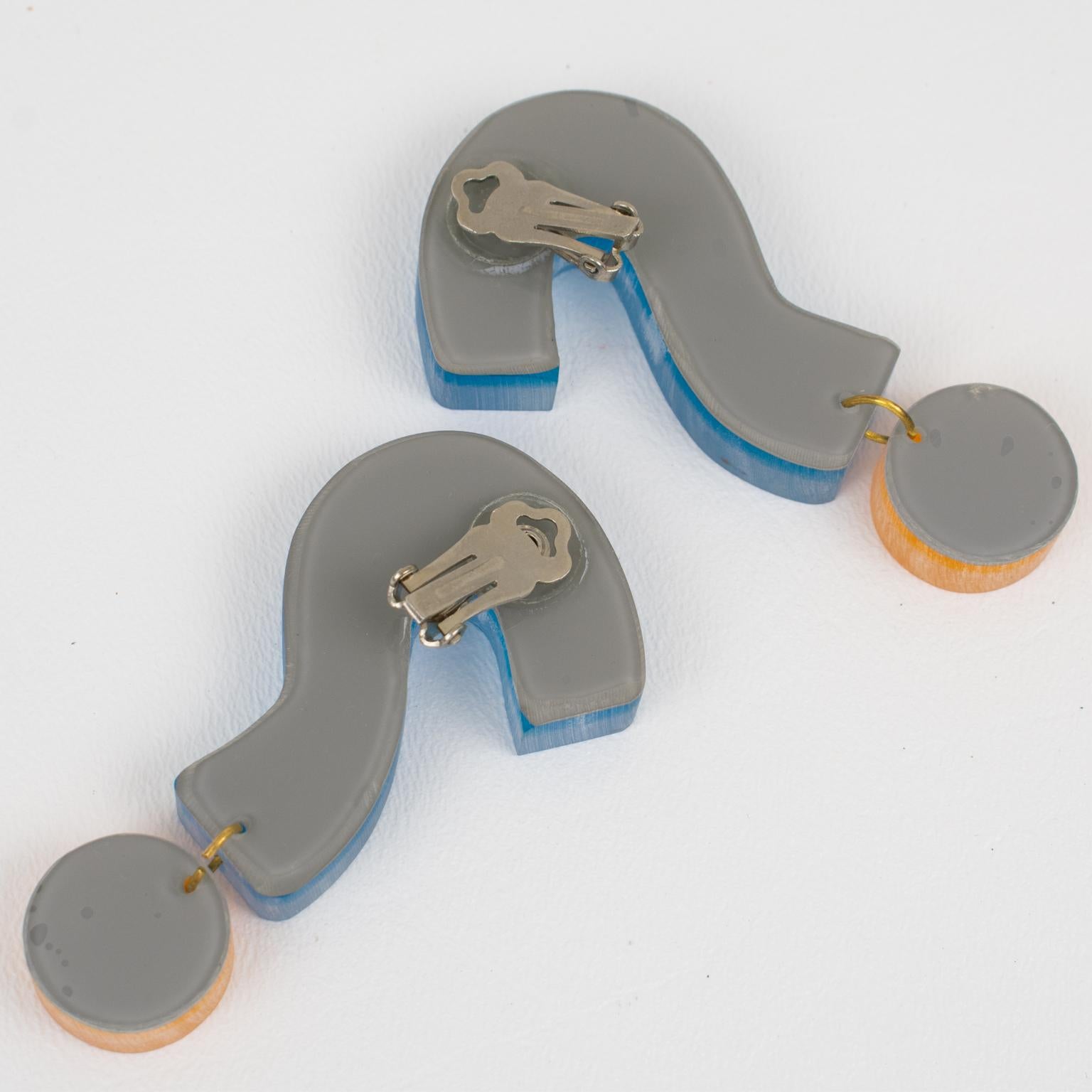 Kaso Acrylic Dangle Clip Earrings in Blue and Orange In Excellent Condition For Sale In Atlanta, GA