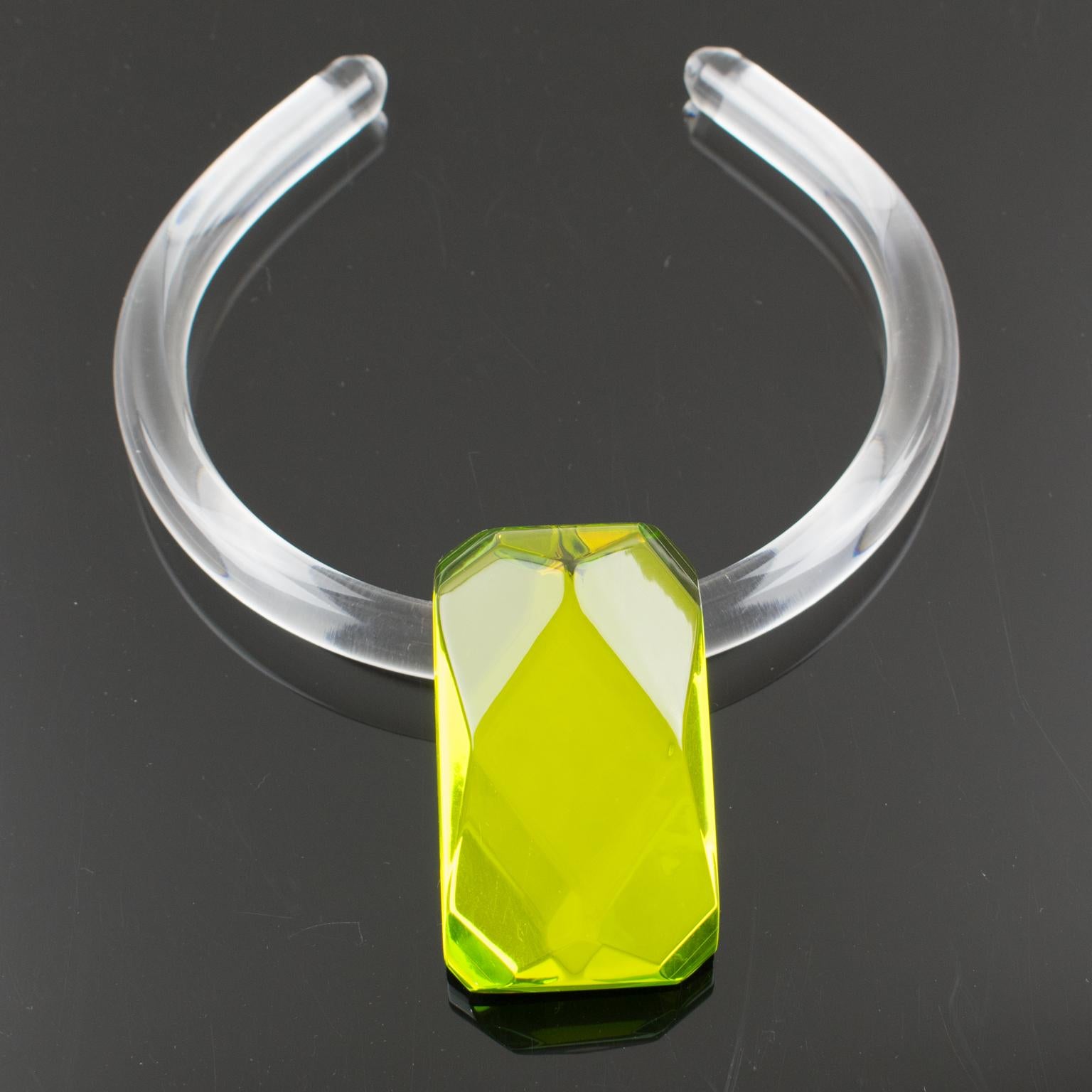 Modernist Kaso Acrylic Lucite Rigid Necklace with Green Pendant For Sale