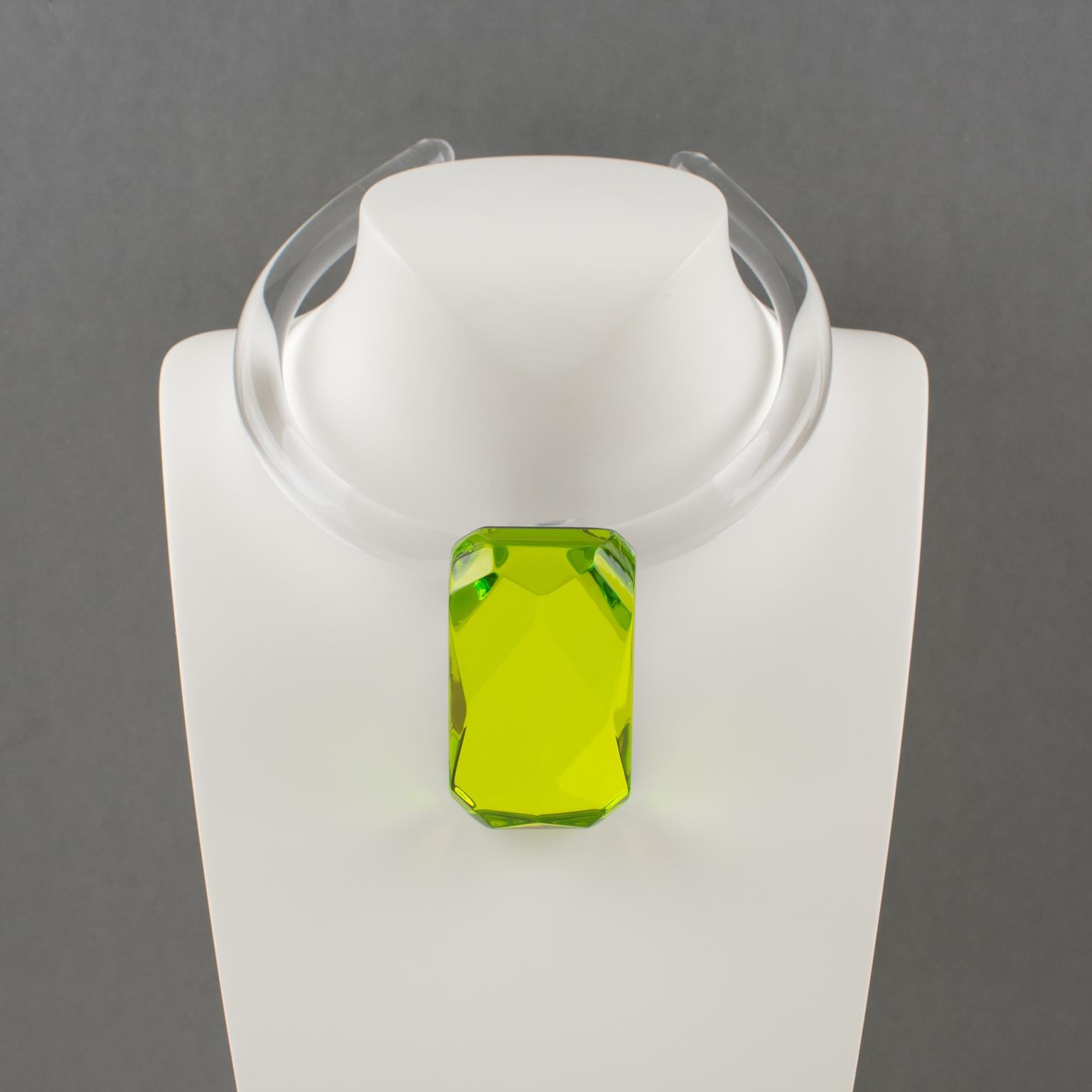 Kaso Acrylic Lucite Rigid Necklace with Green Pendant In Excellent Condition For Sale In Atlanta, GA