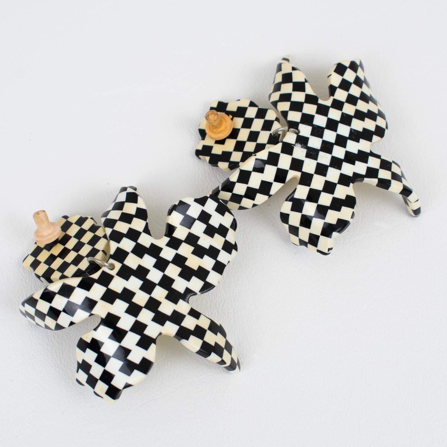 Pendientes Colgantes Flor Masiva Kaso en Blanco y Negro en Bueno estado para la venta en Atlanta, GA