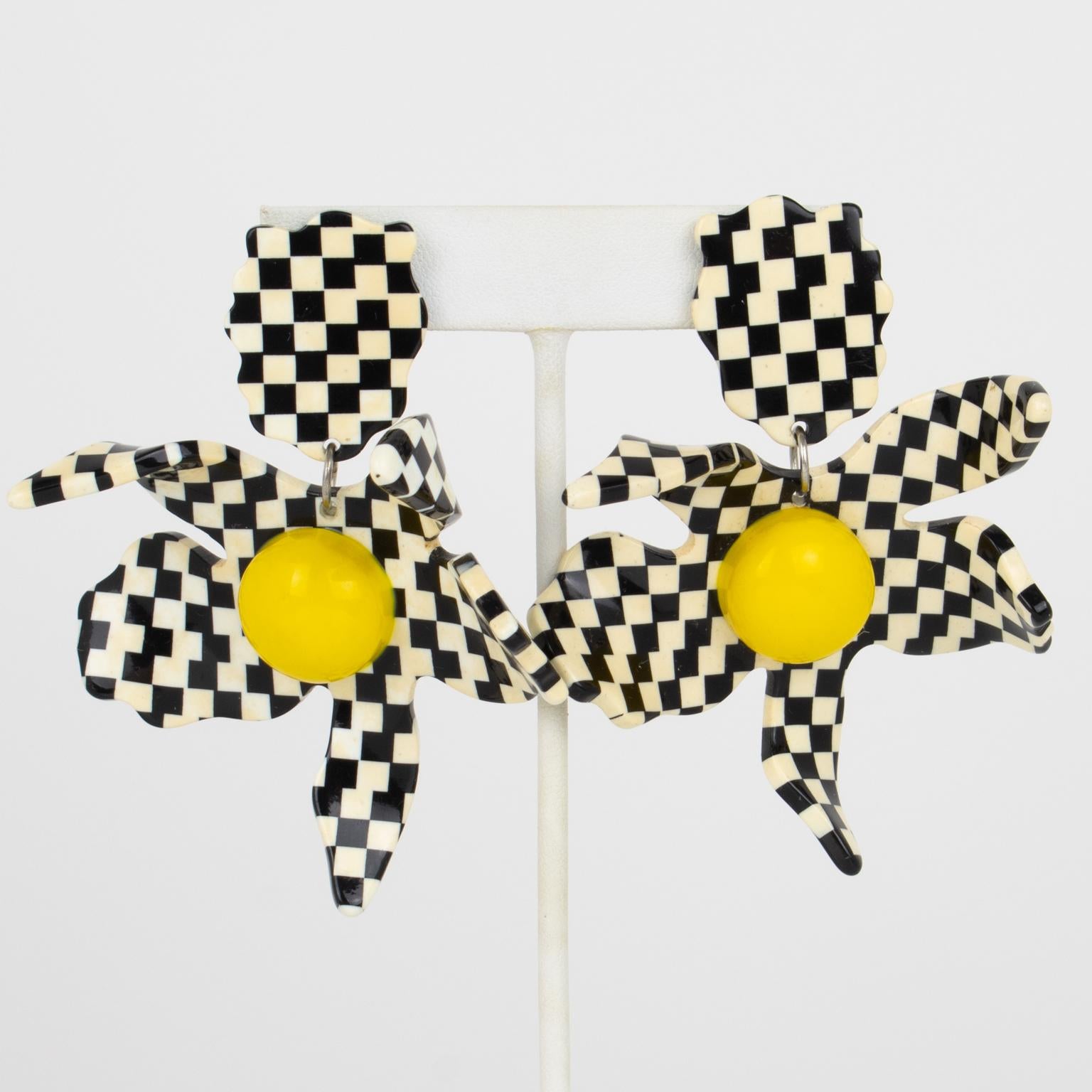 Pendientes Colgantes Flor Masiva Kaso en Blanco y Negro en venta 1