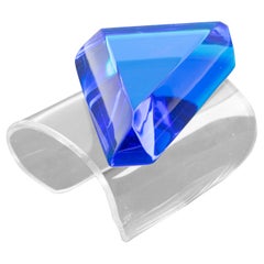 Kaso Blaues übergroßes geometrisches Kaso-Manschettenarmband aus Lucite