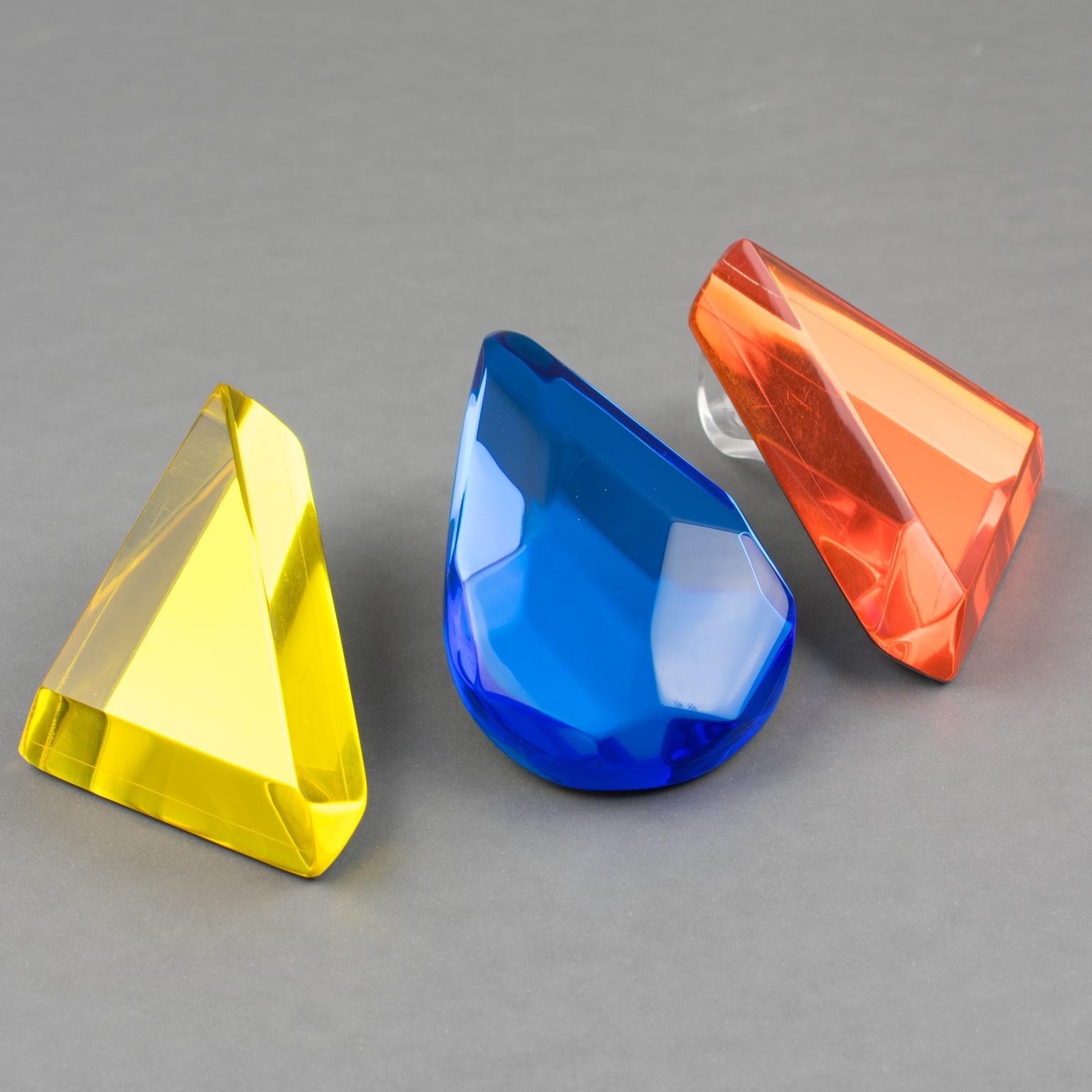 Kaso Choker-Halskette mit Anhänger aus blauem, orangefarbenem und gelbem Lucite im Angebot 14