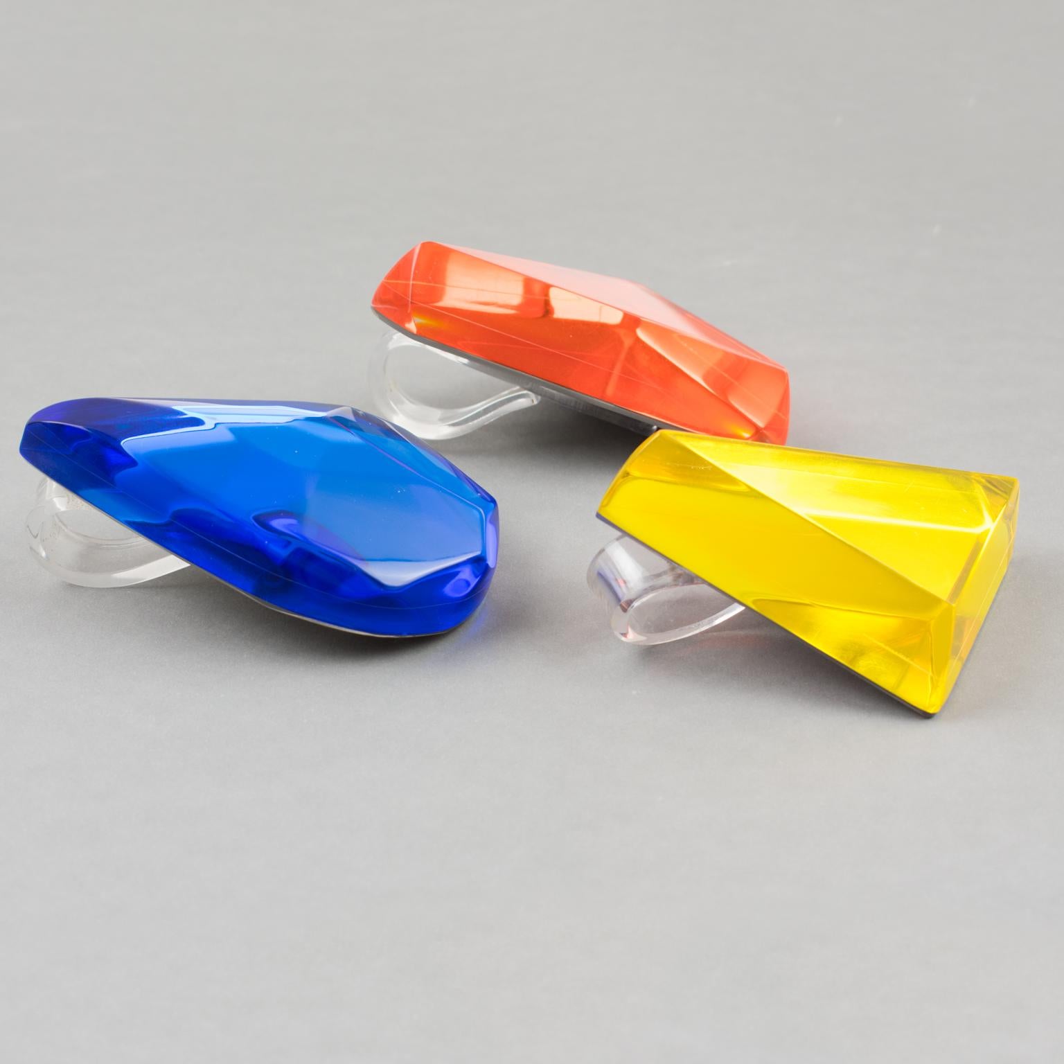 Kaso Choker-Halskette mit Anhänger aus blauem, orangefarbenem und gelbem Lucite im Angebot 15