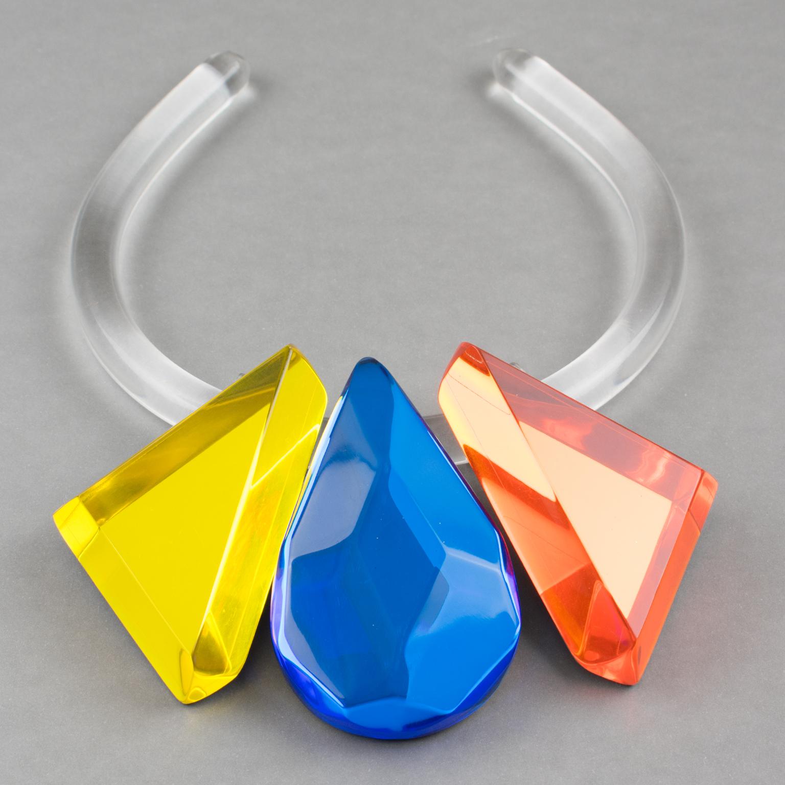 Kaso Choker-Halskette mit Anhänger aus blauem, orangefarbenem und gelbem Lucite (Modernistisch) im Angebot