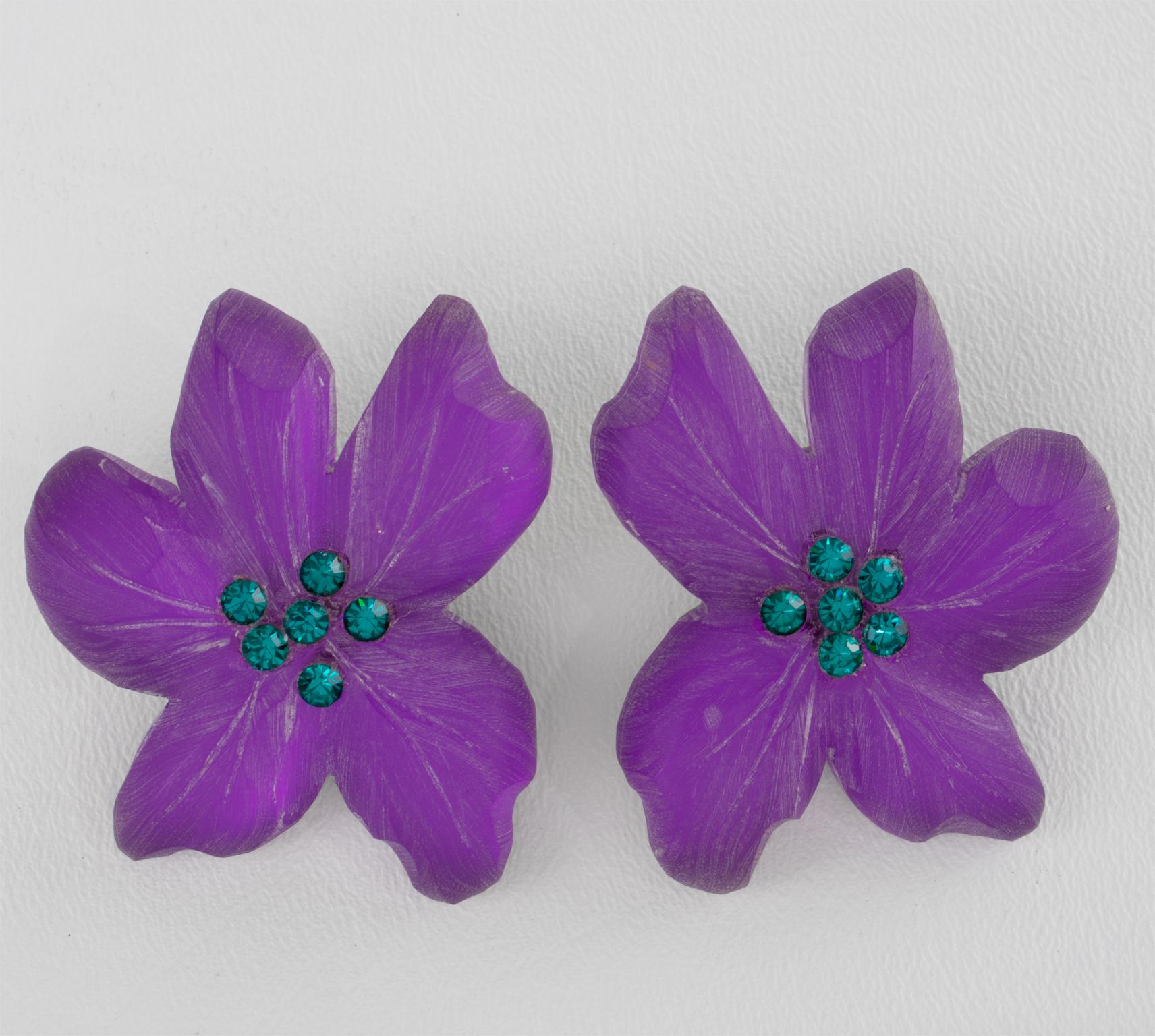 Harriet Bauknight diseñó para Kaso estos preciosos pendientes florales de clip de resina acrílica o Lucite esmerilada en la década de 1980. Presentan una forma dimensional sobredimensionada, toda ella tallada y texturizada en una hermosa flor de un
