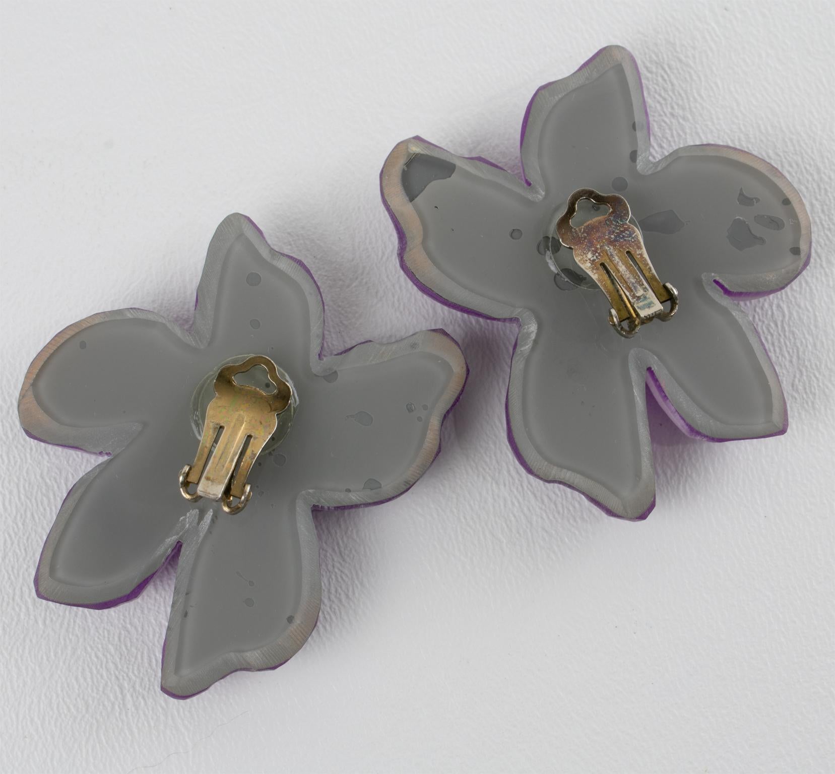 Kaso by Harriet Bauknight Pendientes de clip acrílicos con joyas florales moradas en Excelente estado para la venta en Atlanta, GA