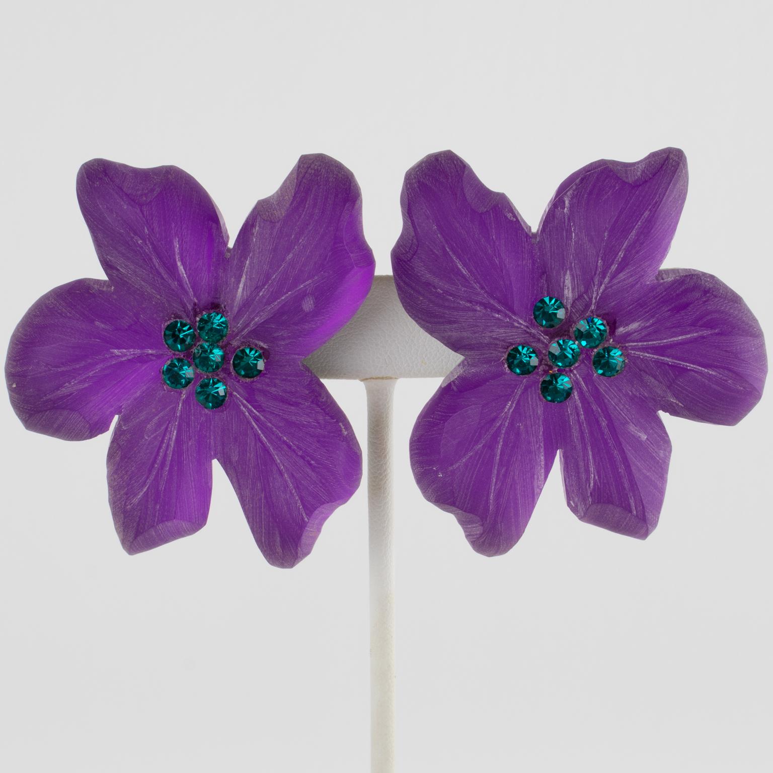 De las mujeres Kaso by Harriet Bauknight Pendientes de clip acrílicos con joyas florales moradas en venta