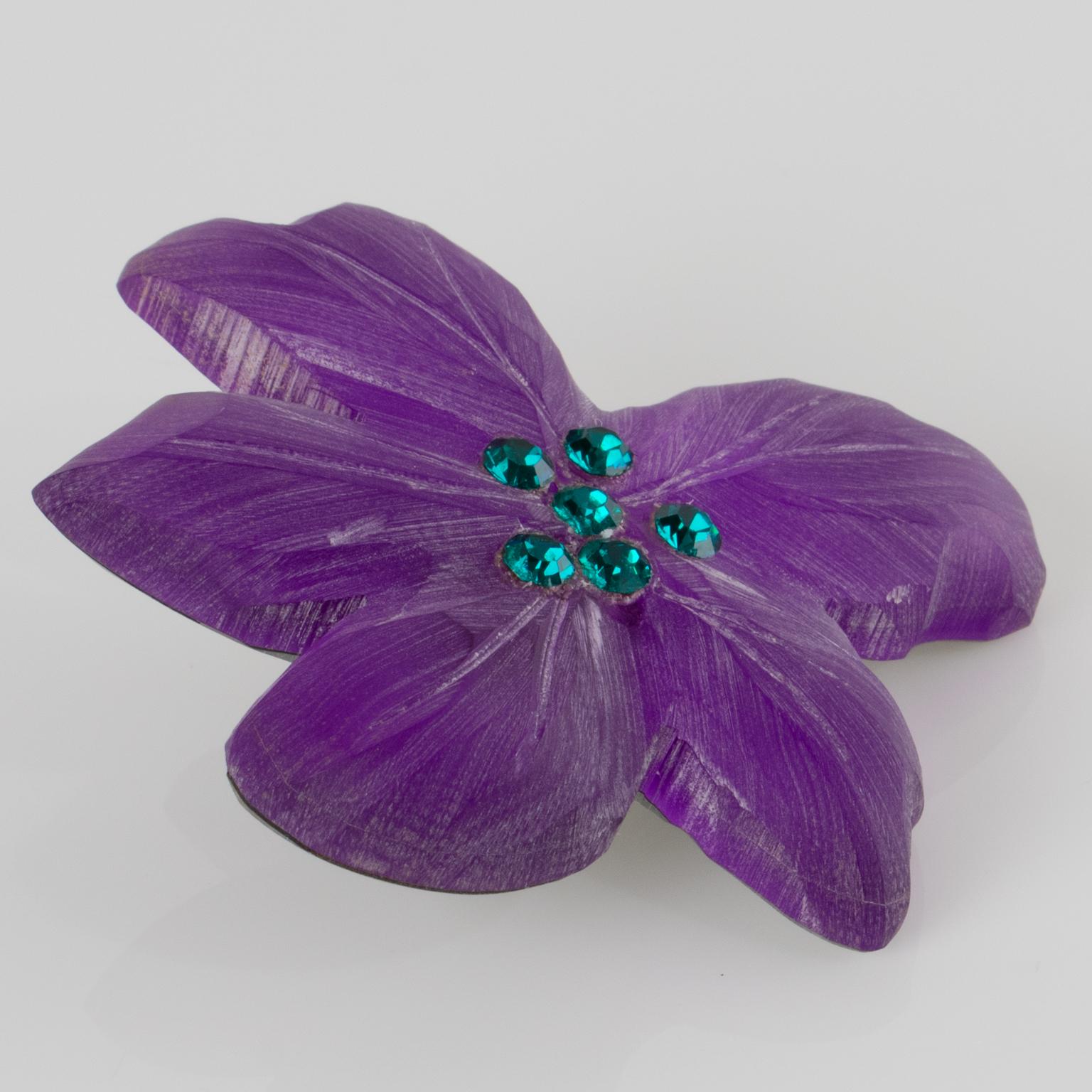Kaso by Harriet Bauknight Pendientes de clip acrílicos con joyas florales moradas en venta 1