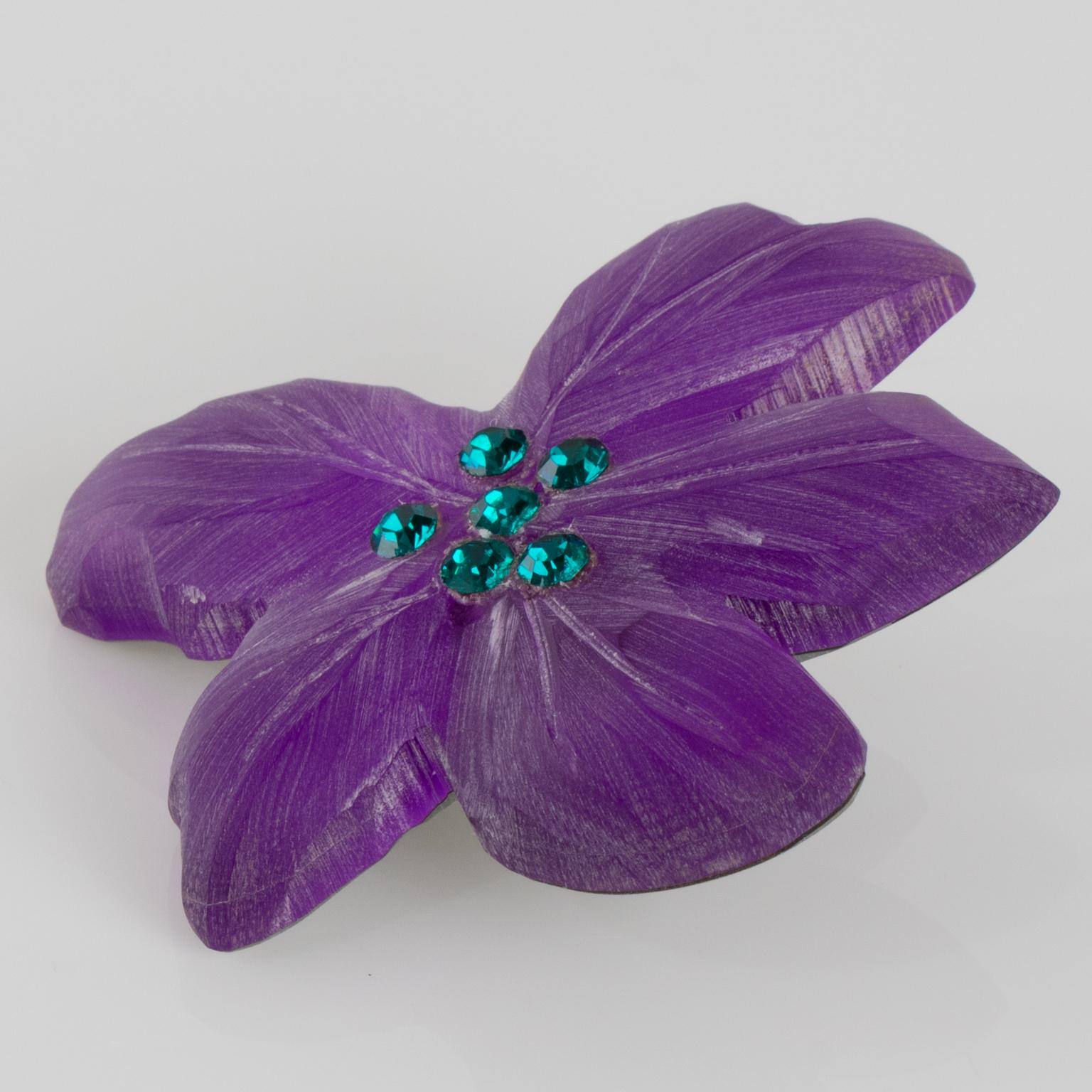 Kaso by Harriet Bauknight Pendientes de clip acrílicos con joyas florales moradas en venta 2