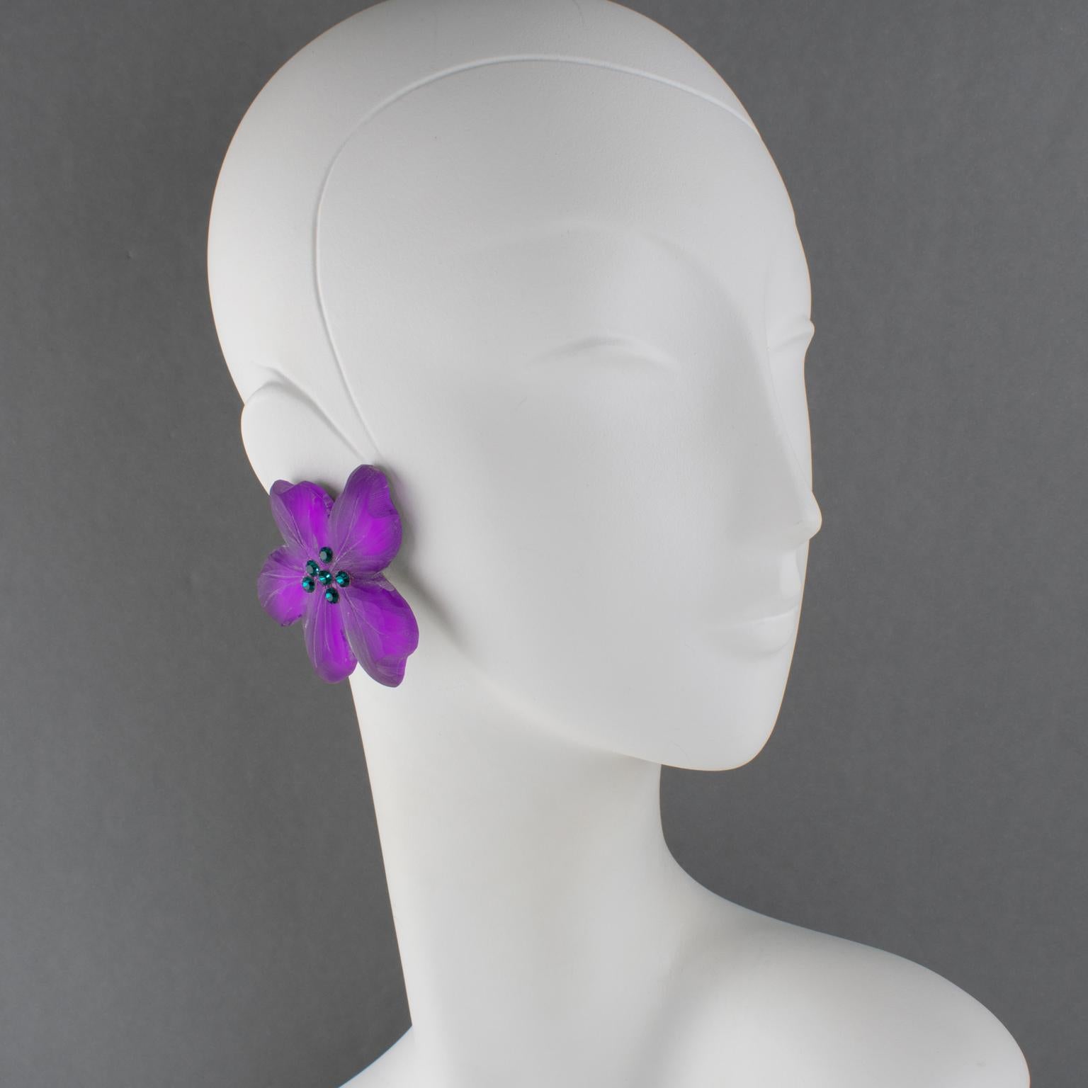 Kaso by Harriet Bauknight Pendientes de clip acrílicos con joyas florales moradas en venta 3