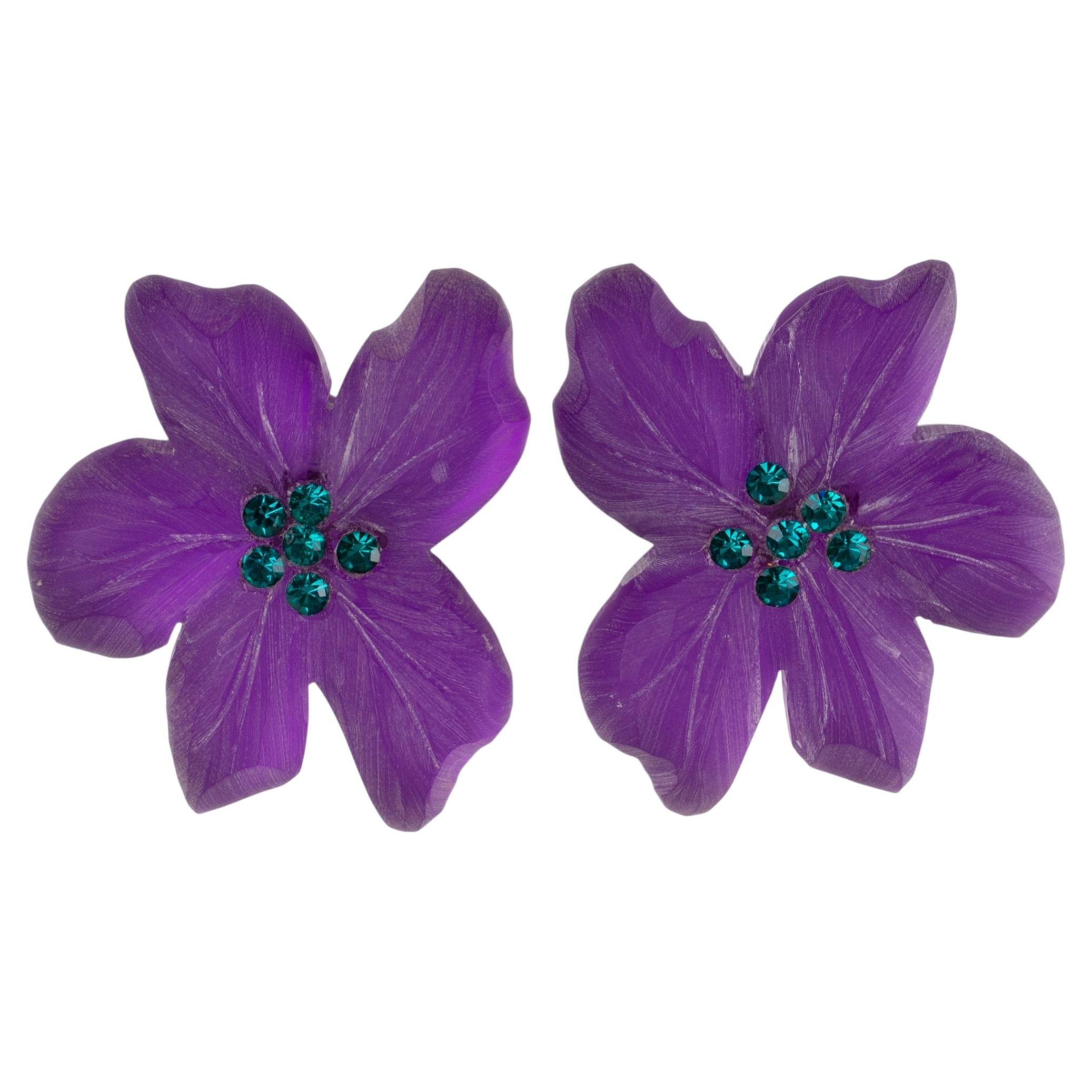 Kaso by Harriet Bauknight Pendientes de clip de acrílico Lucite con joyas florales moradas