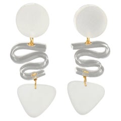Kaso by Harriet Bauknight Boucles d'oreilles à clip en résine acrylique blanche et givrée Zig-Zag