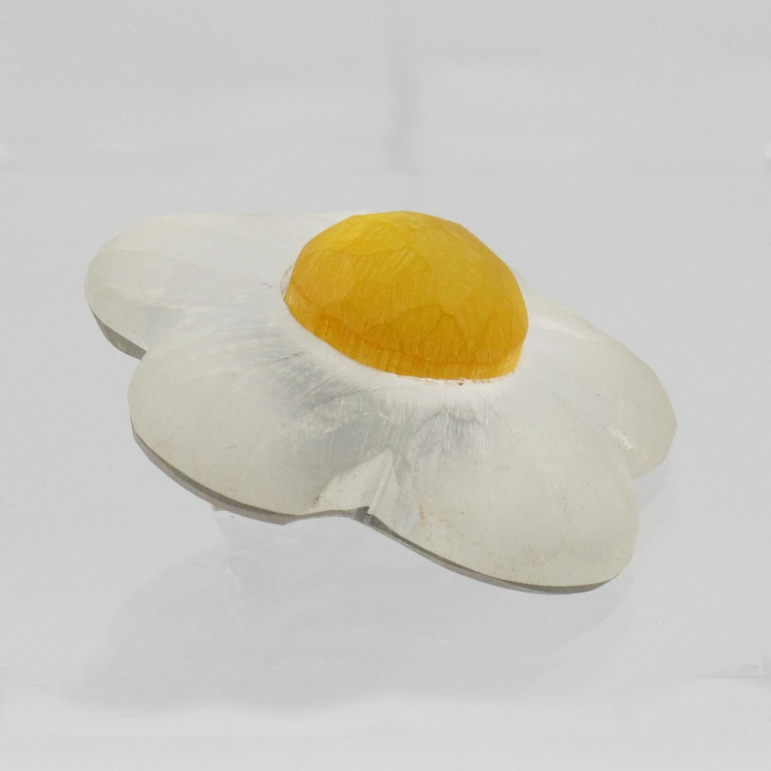 Kaso geschnitzte Lucite Clip-Ohrringe Übergroße Gänseblümchenblume  im Angebot 1