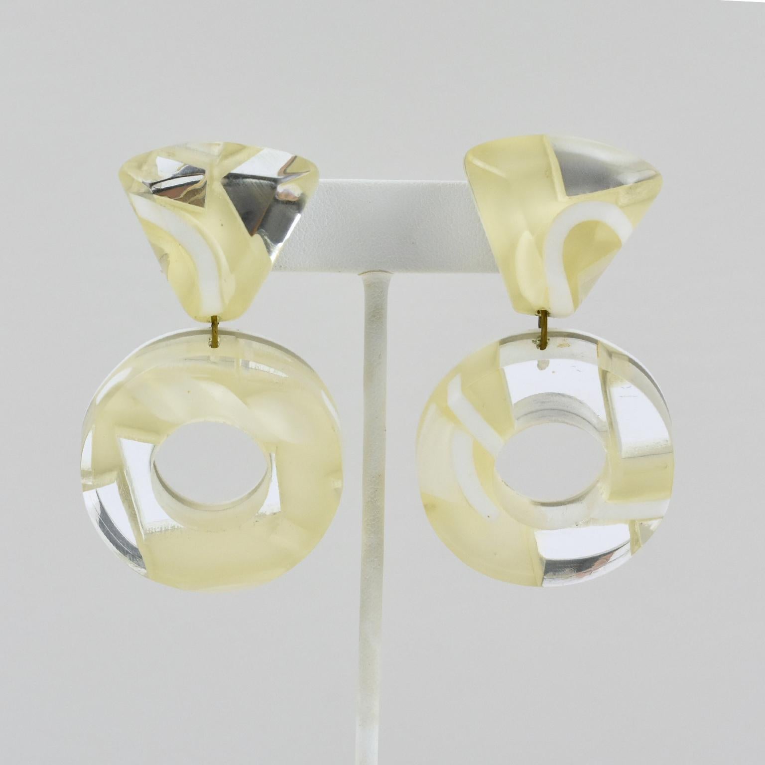 Harriet Bauknight for KASO ha disegnato questi splendidi orecchini a clip in lucite o resina acrilica. La forma penzolante della ciambella gigante, caratterizzata da un disegno geometrico, è realizzata in lucite dimensionale multistrato con