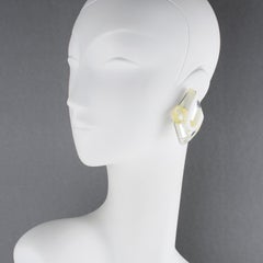 Orecchini a clip in resina acrilica Kaso, bianco panna e argento a specchio