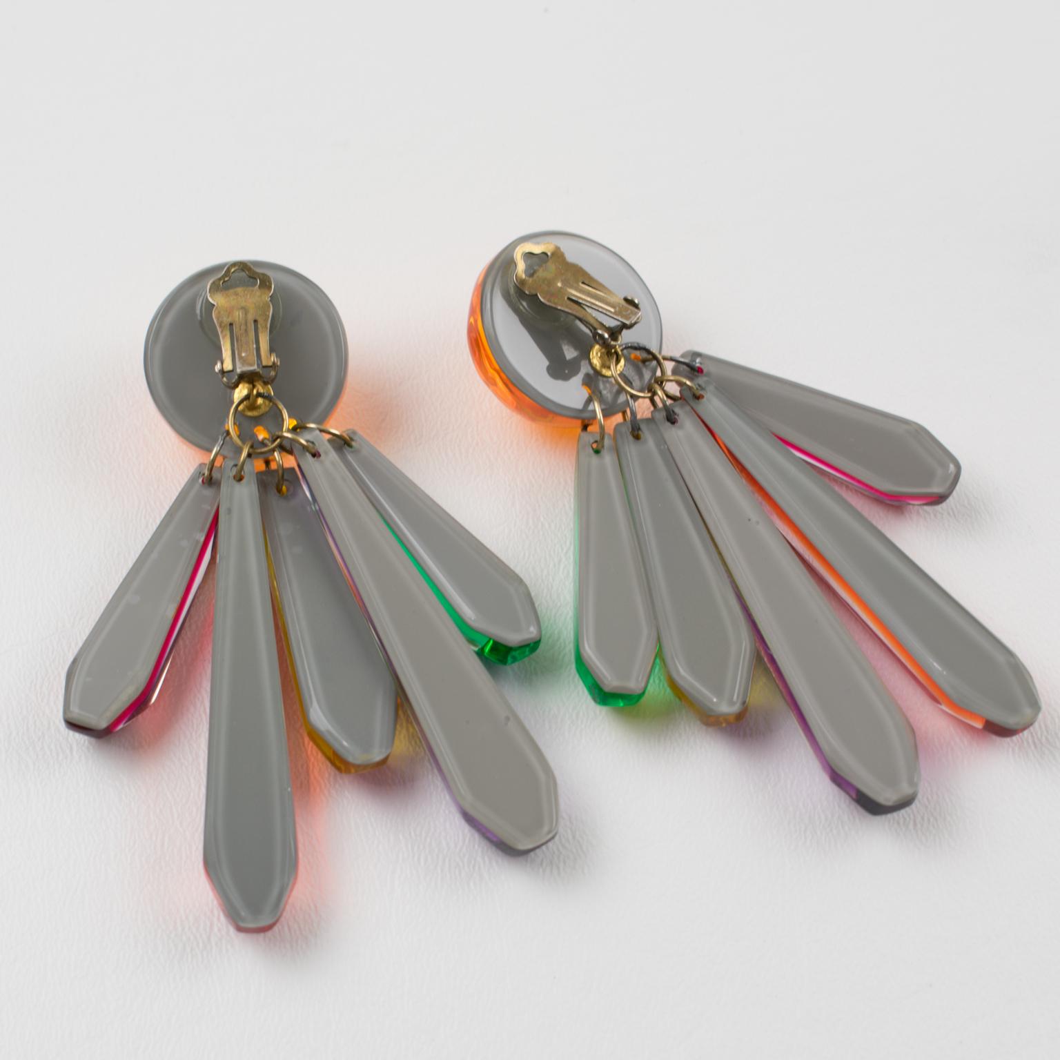 Kaso Extravagant Multicolor Lucite Dangle Clip Earrings In Excellent Condition For Sale In Atlanta, GA