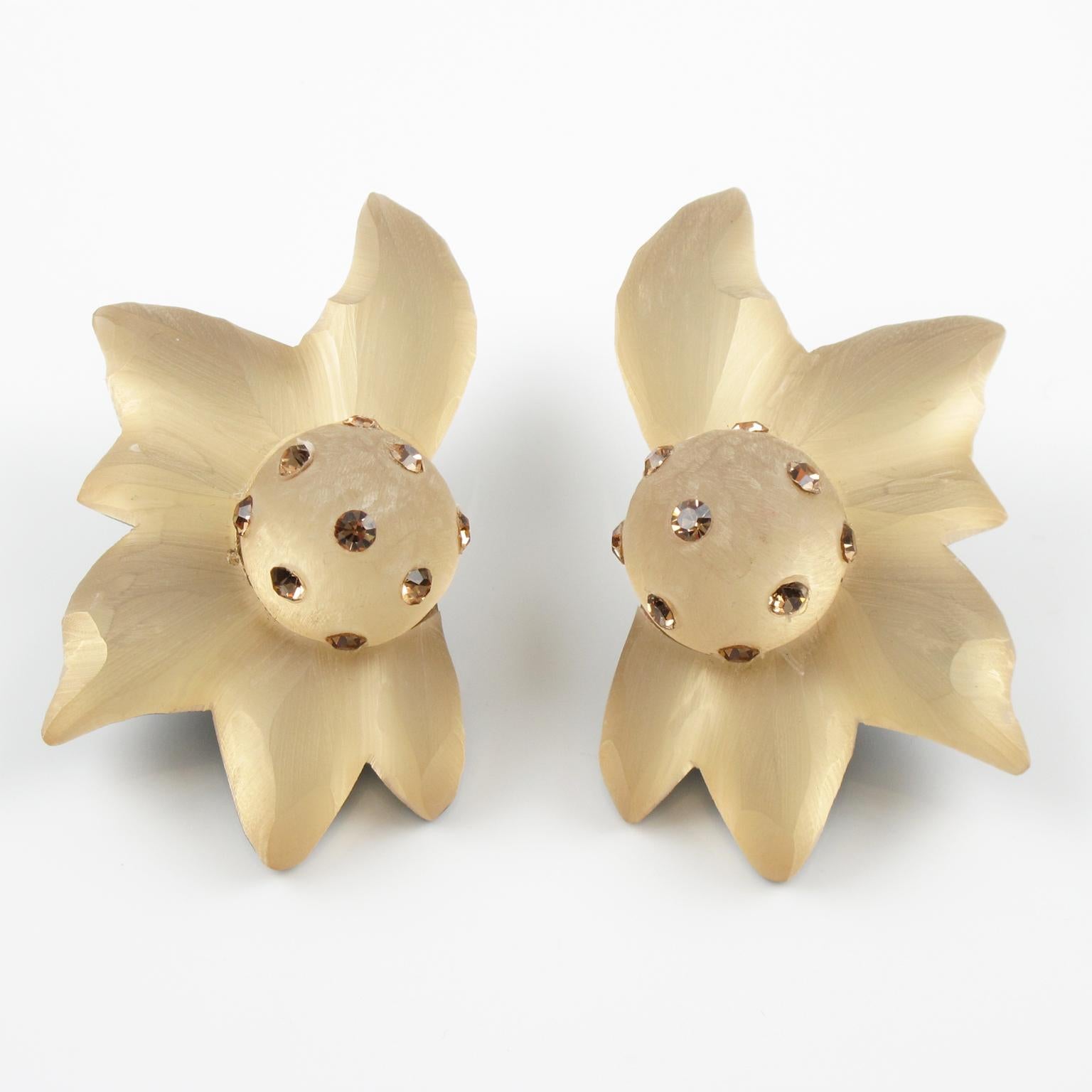 Harriet Bauknight diseñó para Kaso estos impresionantes pendientes florales de clip de resina acrílica o Lucite esmerilada en la década de 1980. Estas raras piezas presentan una forma dimensional sobredimensionada, toda ella tallada y texturizada en