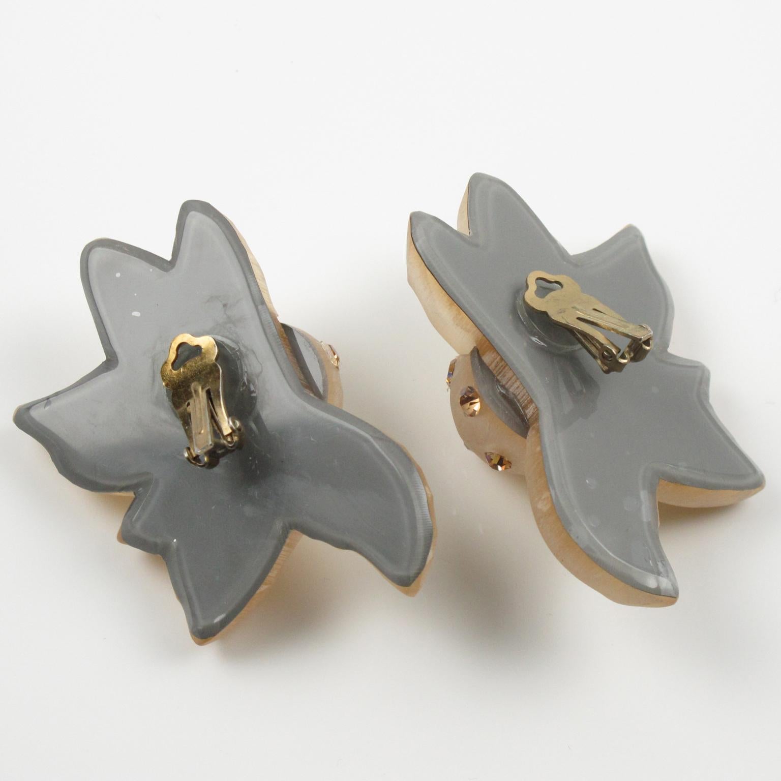 Pendientes de clip enjoyados de resina de lucita Flor Kaso en Excelente estado para la venta en Atlanta, GA