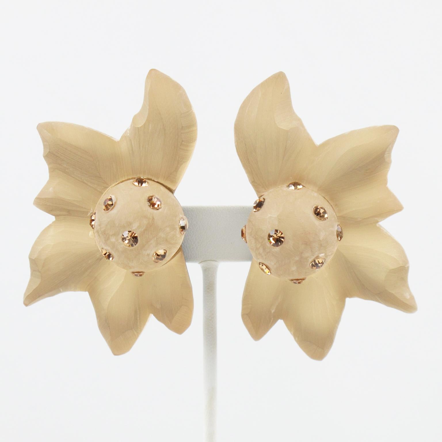 Pendientes de clip enjoyados de resina de lucita Flor Kaso en venta 1