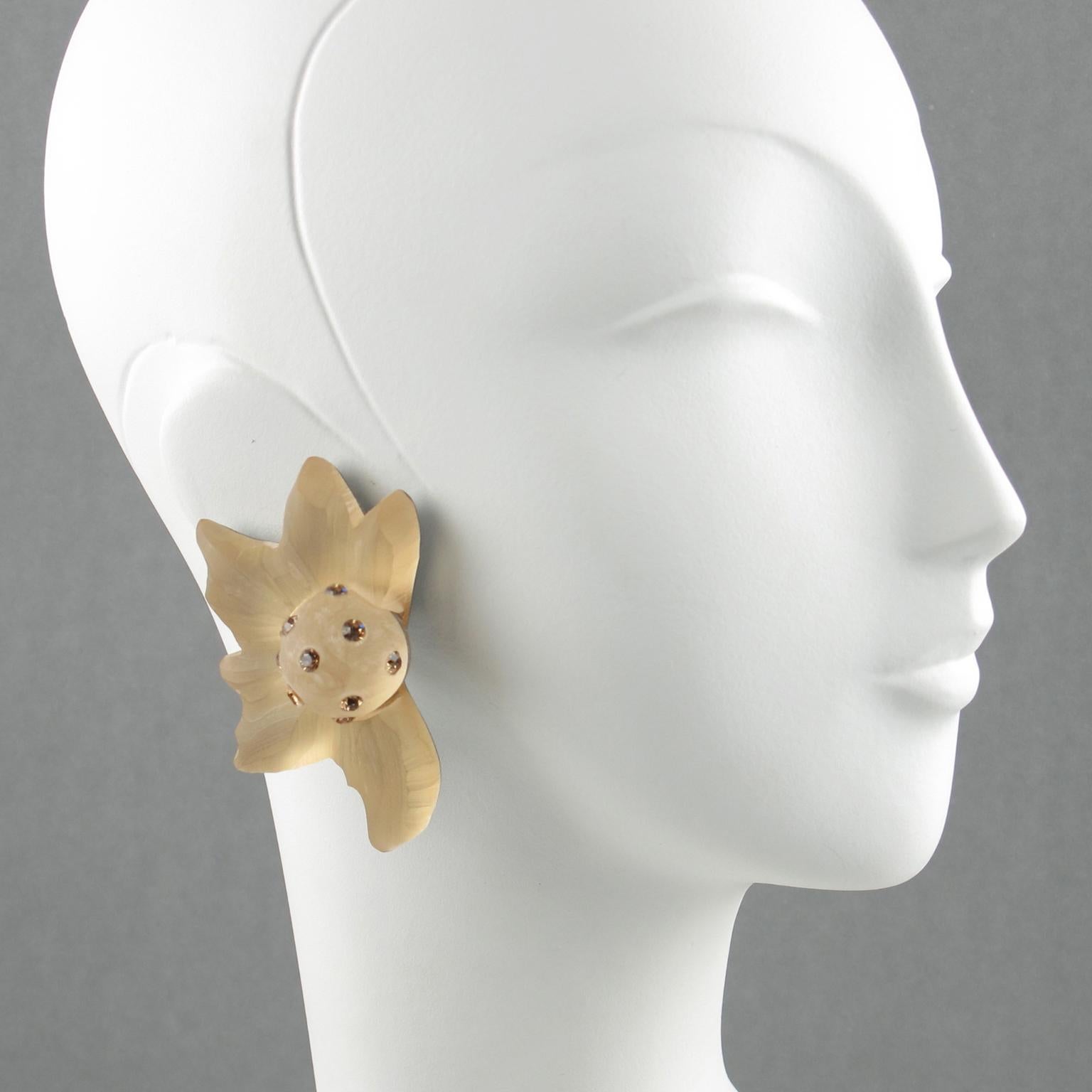 Pendientes de clip enjoyados de resina de lucita Flor Kaso en venta 3