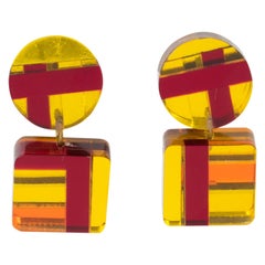 Kaso Geometrische Lucite-Clip-Ohrringe in Rot, Gelb und Orange