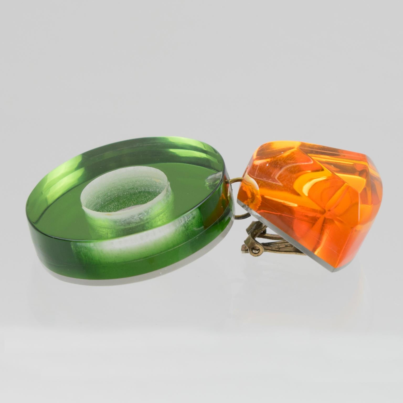 Kaso Grüne und orangefarbene Acryl-Lucit-Ohrringe mit baumelndem Clip im Angebot 2