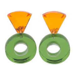 Orecchini a clip pendenti in lucite acrilica verde e arancione di Kaso