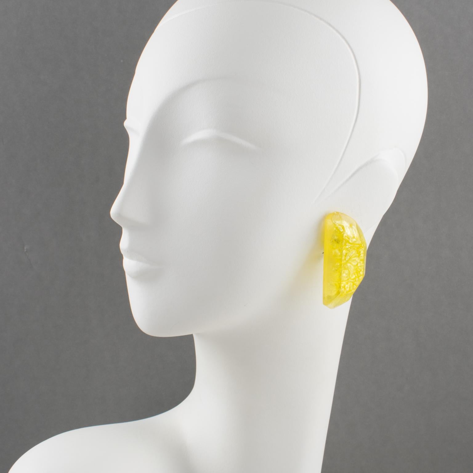 Harrier Bauknight for Kaso designed those lovely Lucite clip-on earrings in the 1980s. They feature a dimensional lemon slice shape with a pearlized pattern in lemon drop color and deeply faceted beveling edges. The Kaso paper sticker tag has been