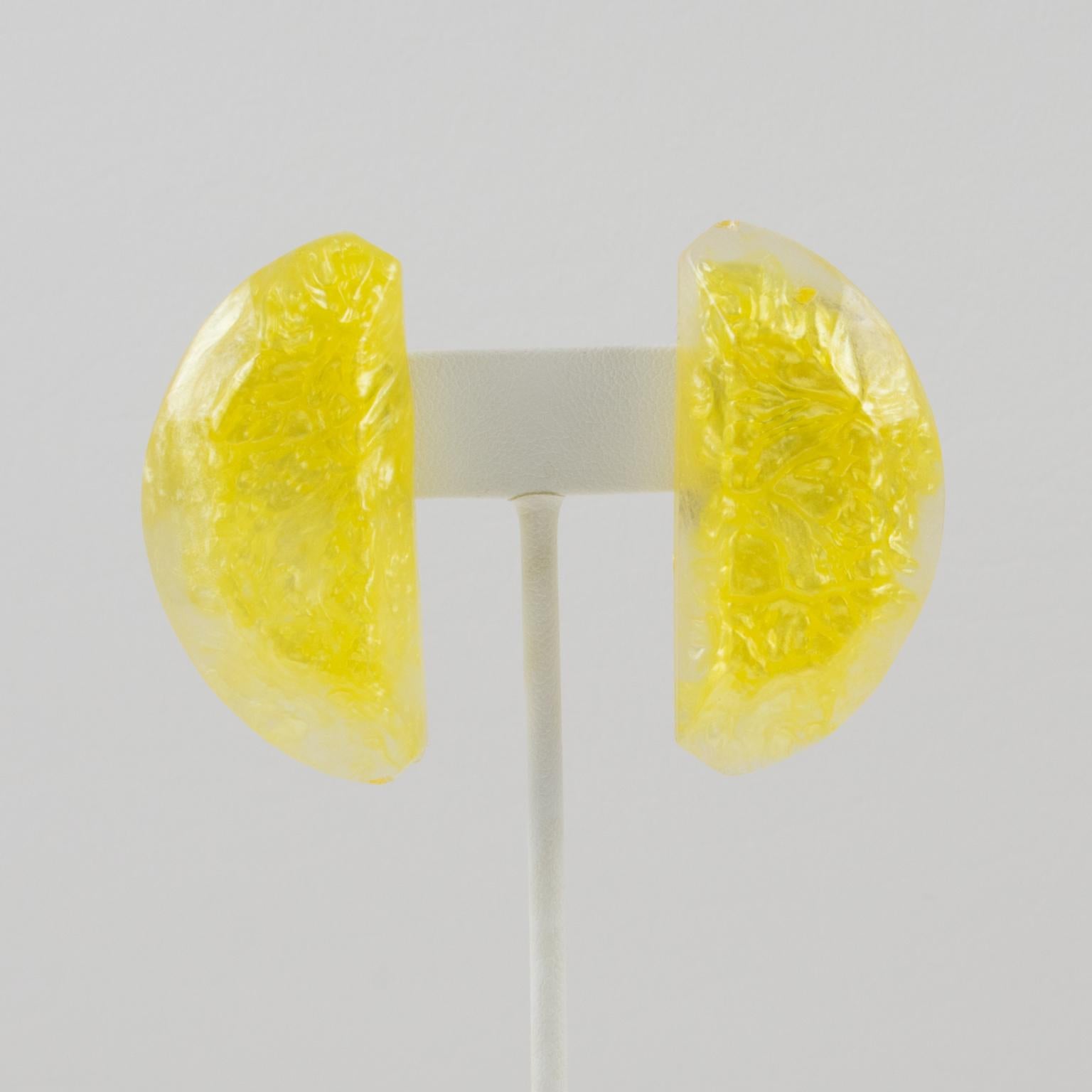 Kaso Lucite Clip Earrings Yellow Lemon Slice In Excellent Condition For Sale In Atlanta, GA