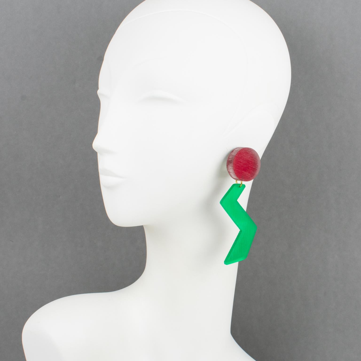 Harriet Bauknight for Kaso designed these stunning geometric Lucite dangling clip-on earrings. They feature a zigzag design, using frosted textured Lucite in assorted bright red and fresh green colors. The Kaso brand paper sticker is removed, but