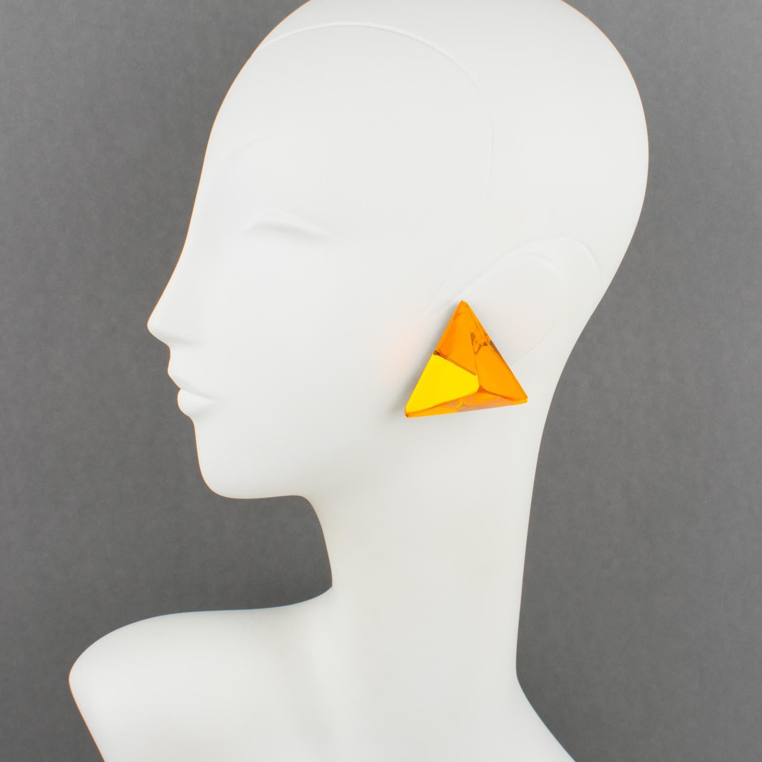 Harriet Bauknight for Kaso created these lovely oversized Lucite clip-on earrings. The pyramidal geometric design features a dimensional layer with a neon orange mirror-textured pattern. The Kaso paper sticker is missing, but the gray background and