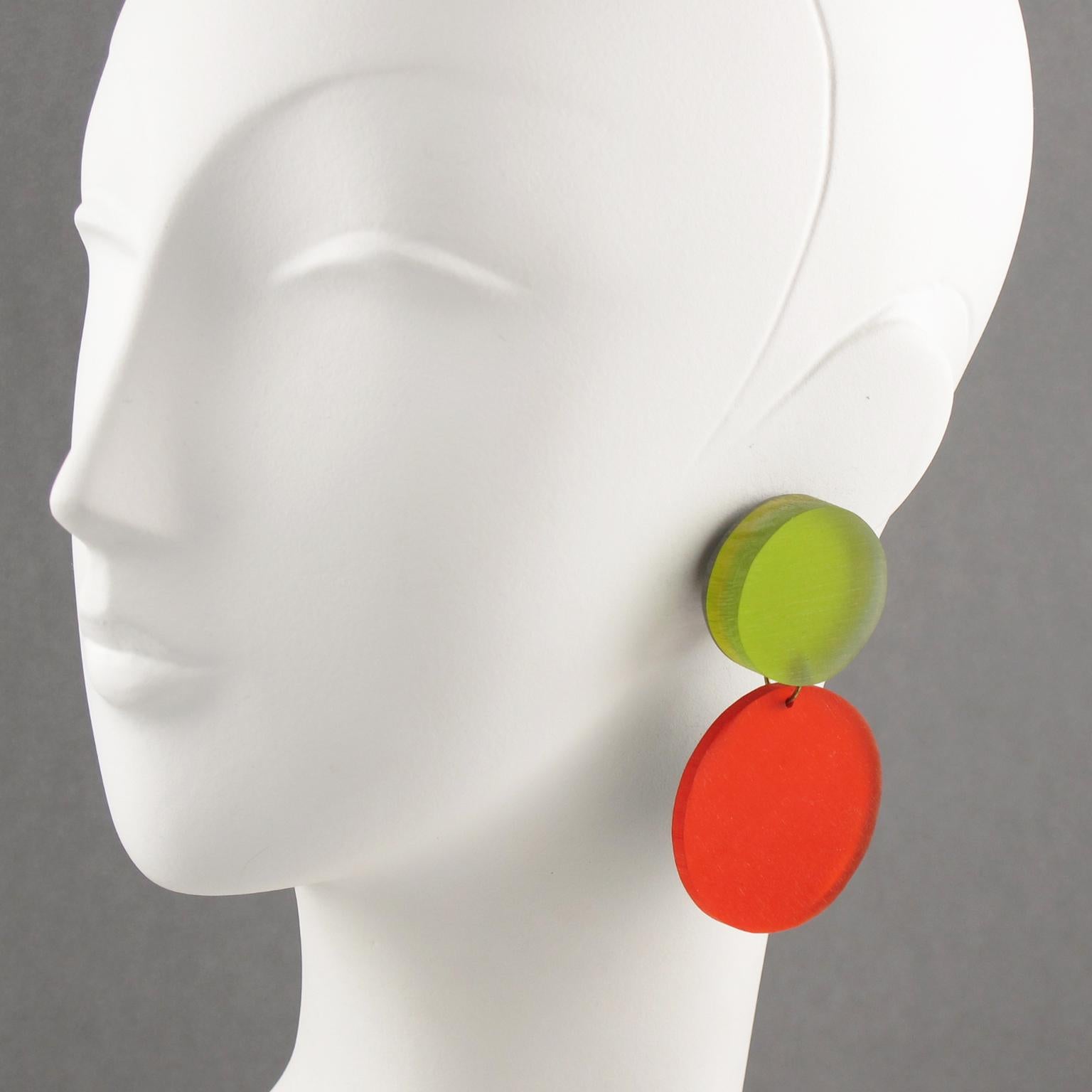 Stunning oversized Lucite dangling chandelier clip-on earrings designed by Harriet Bauknight for Kaso. Large geometric rounded shape, using frosted Lucite in assorted colors of apple green and pumpkin red. The Kaso paper sticker was removed, but the