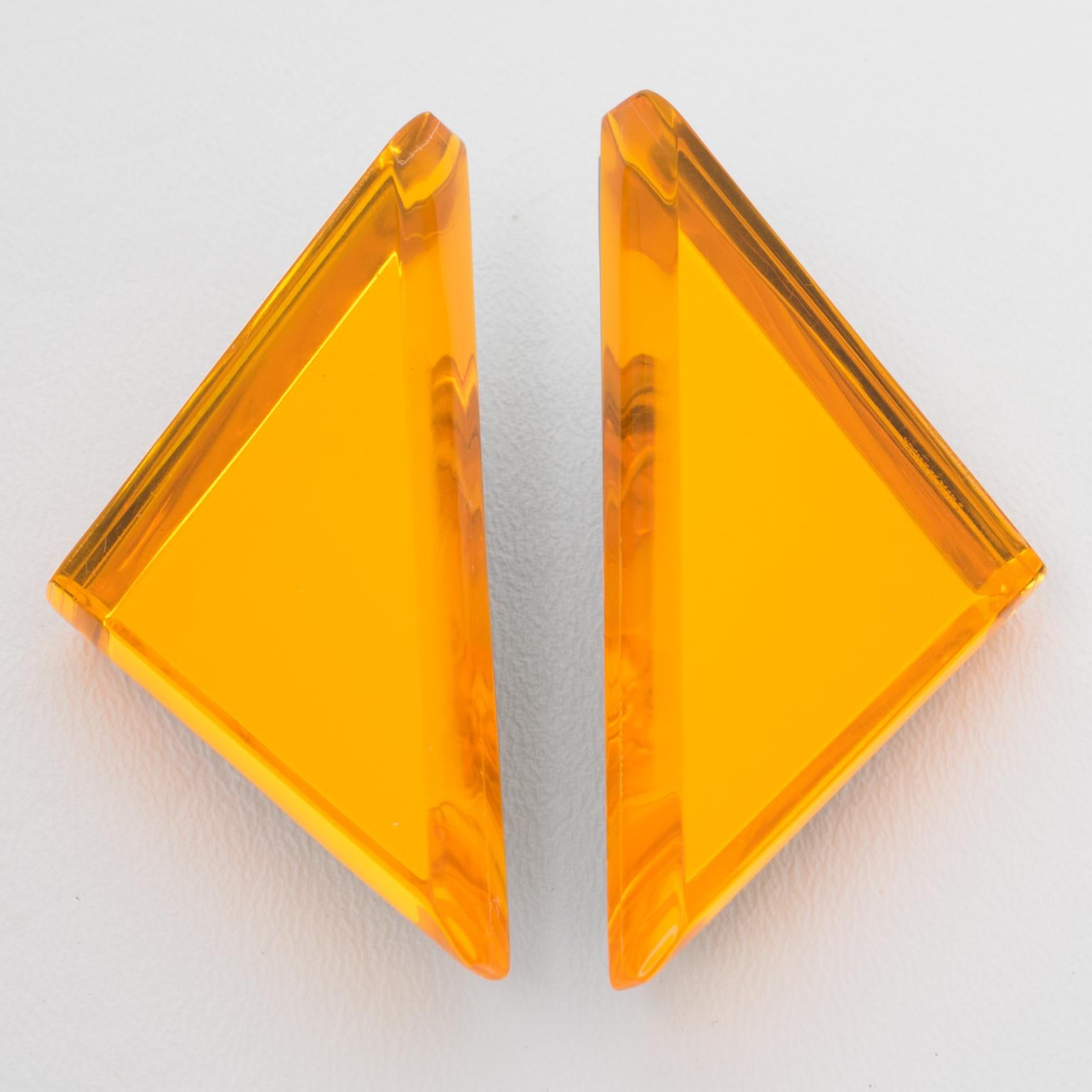 Harriet Bauknight hat für Kaso diese wunderschönen Ohrringe aus Lucite entworfen. Sie zeichnen sich durch eine geometrische Dreiecksform aus, die mit einem neonorangen Spiegelmuster und einer großen Abschrägung versehen ist. Der Papieraufkleber der