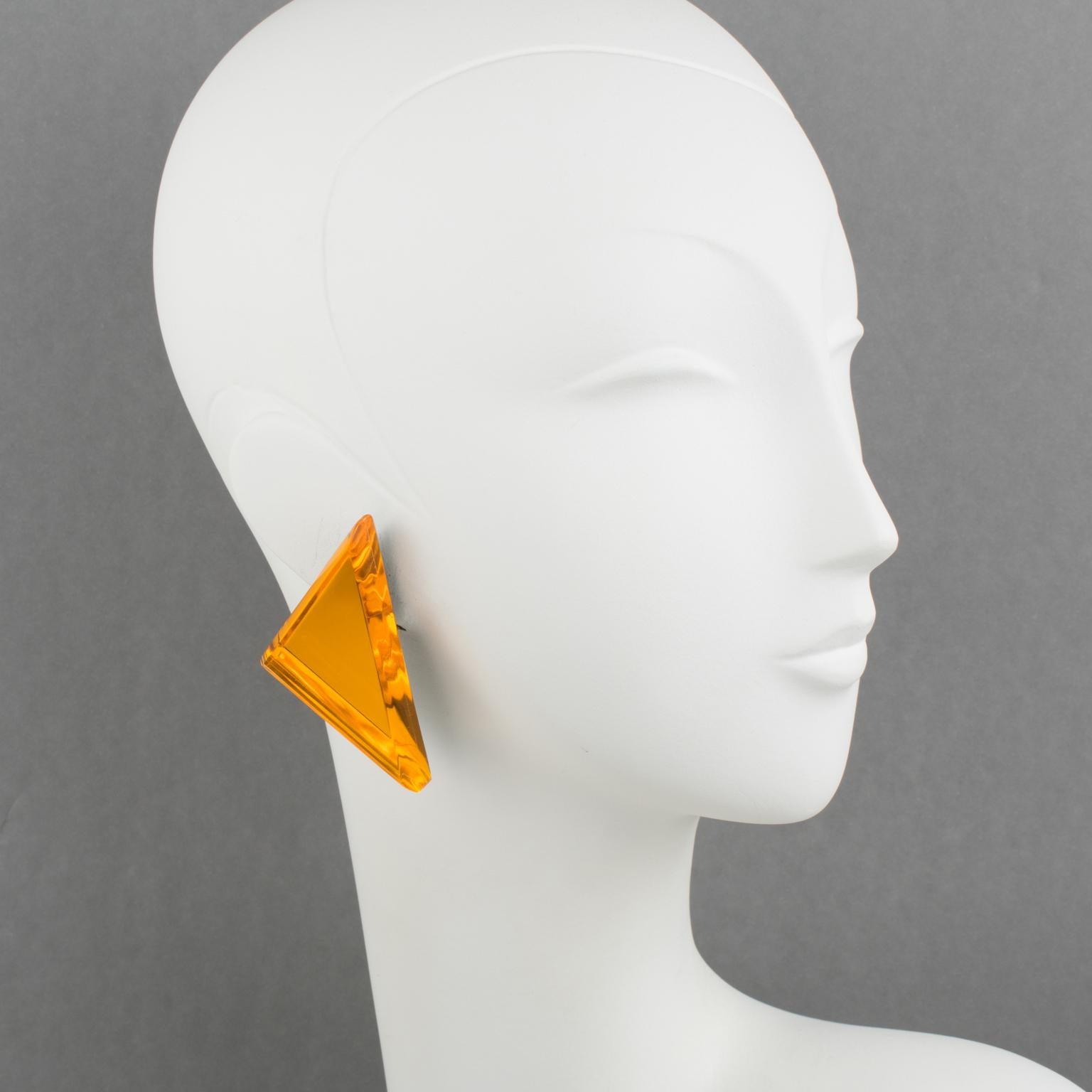 Kaso Orange Lucite Geometrische Clip-Ohrringe im Angebot 3