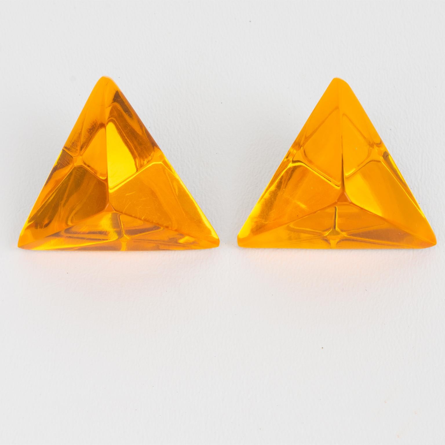 Orecchini a clip con piramide in resina arancione Kaso in vendita 2