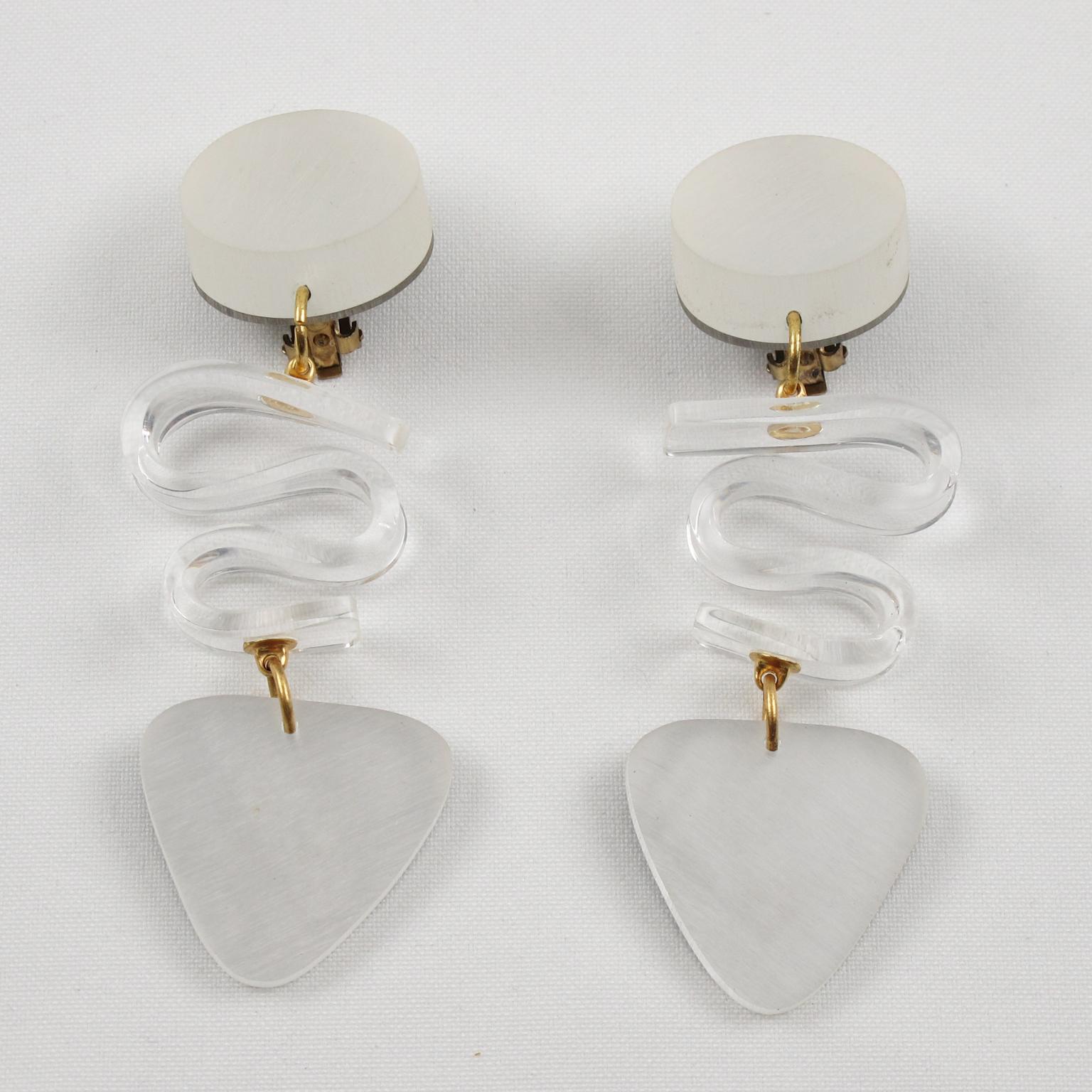 Kaso Übergroße Clip-Ohrringe aus mattiertem weißem Lucite (Moderne) im Angebot