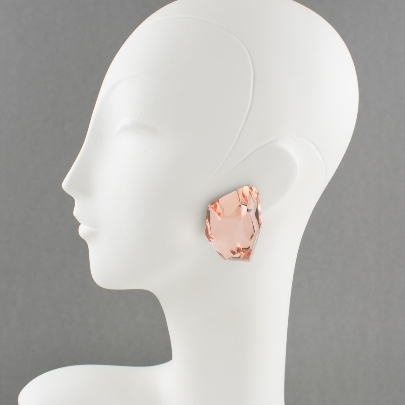 Stunning oversized Lucite clip-on earrings designed by Harriet Bauknight for Kaso. Featuring a huge dimensional ice cube with a copper pink mirror textured pattern and beveling edges all around. 
Kaso paper sticker missing but the gray background