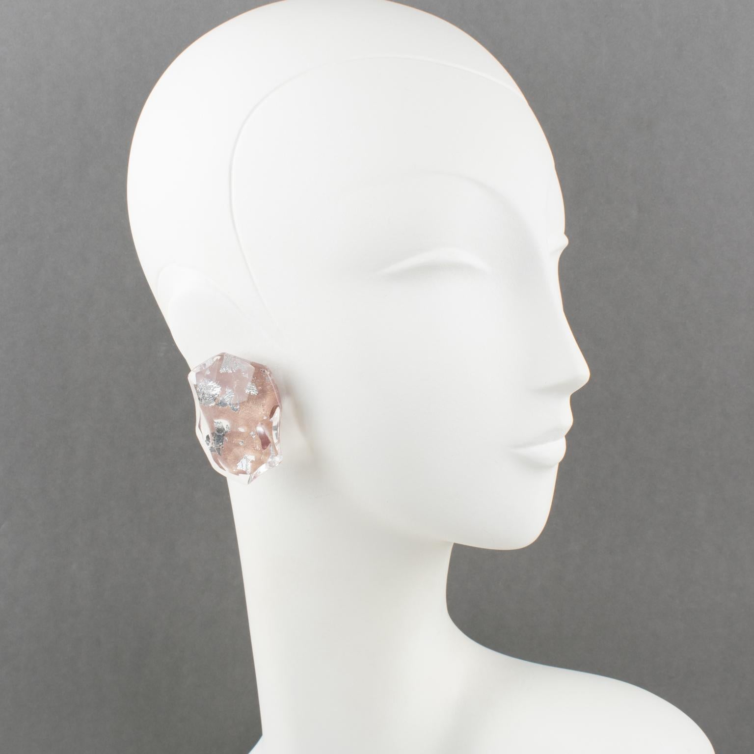 Kaso Pebbles Clip-Ohrringe aus Harz in Silber und Goldflocken im Angebot 4