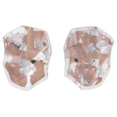 Orecchini a clip in resina Kaso Pebbles in argento e fiocchi d'oro