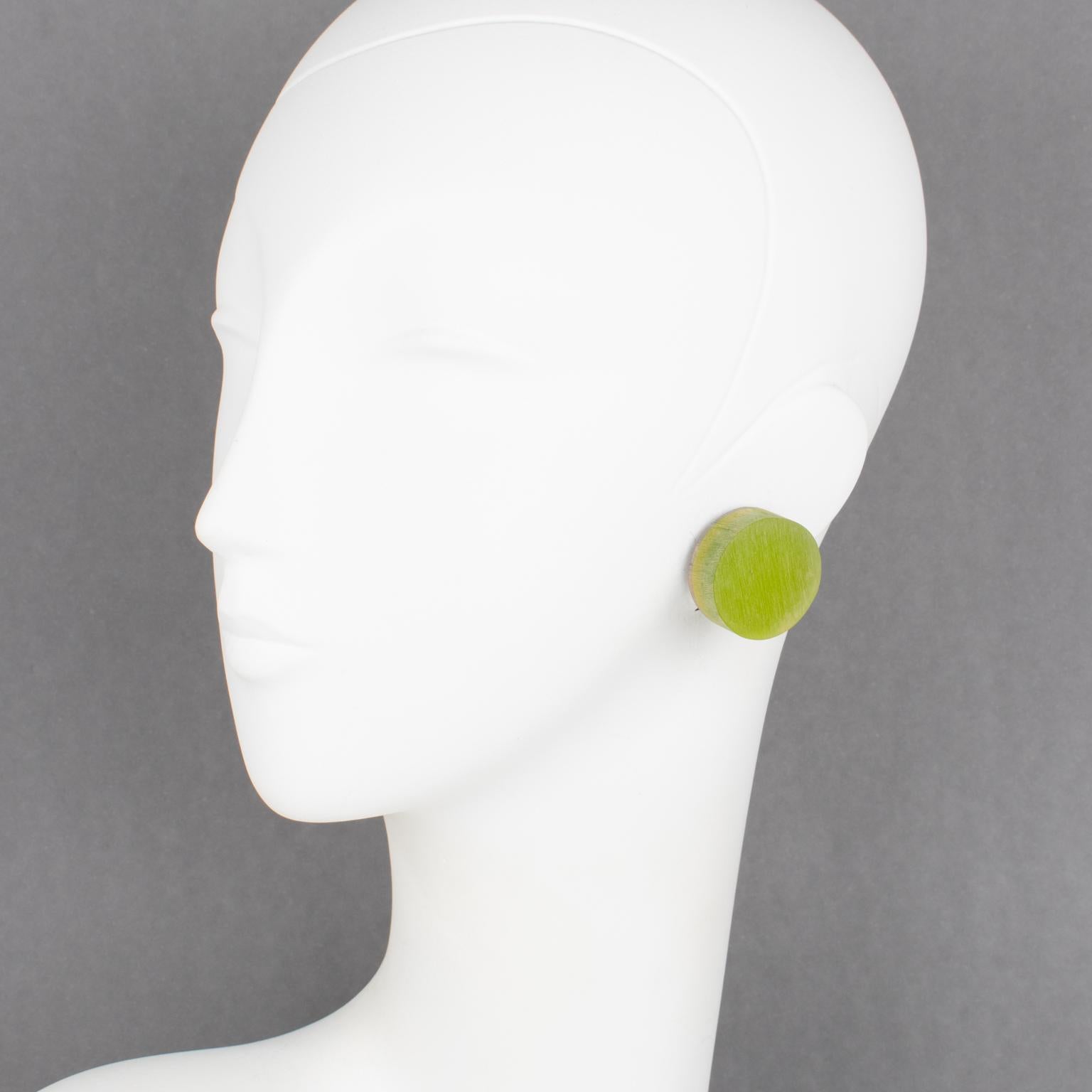 Harriet Bauknight ha disegnato questi deliziosi orecchini a clip in lucite per KASO negli anni Ottanta. Questi pezzi vantano una semplice forma a bottone affettato, utilizzando la Lucite smerigliata in un luminoso colore verde pistacchio con un