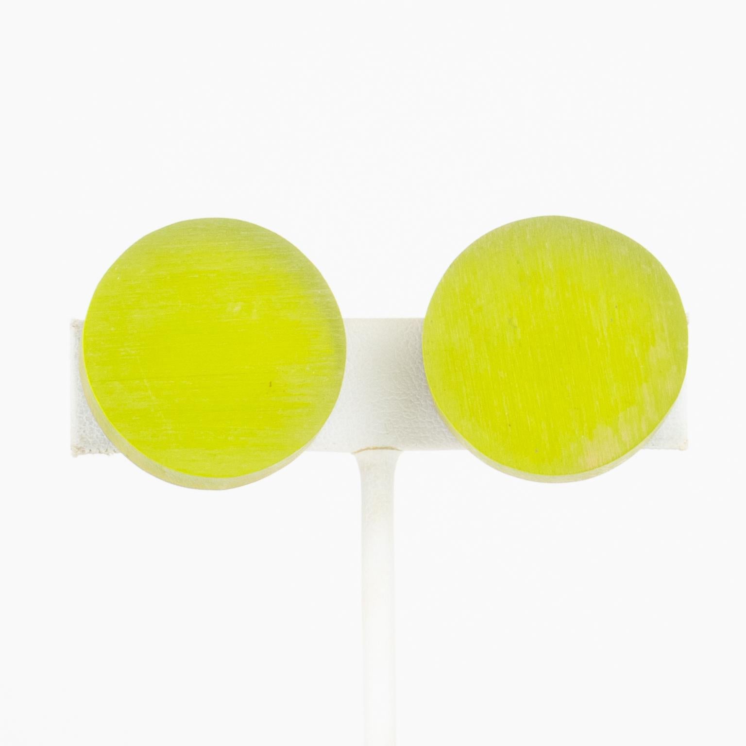 Orecchini a bottone in lucite Kaso Pistachio in vendita 1