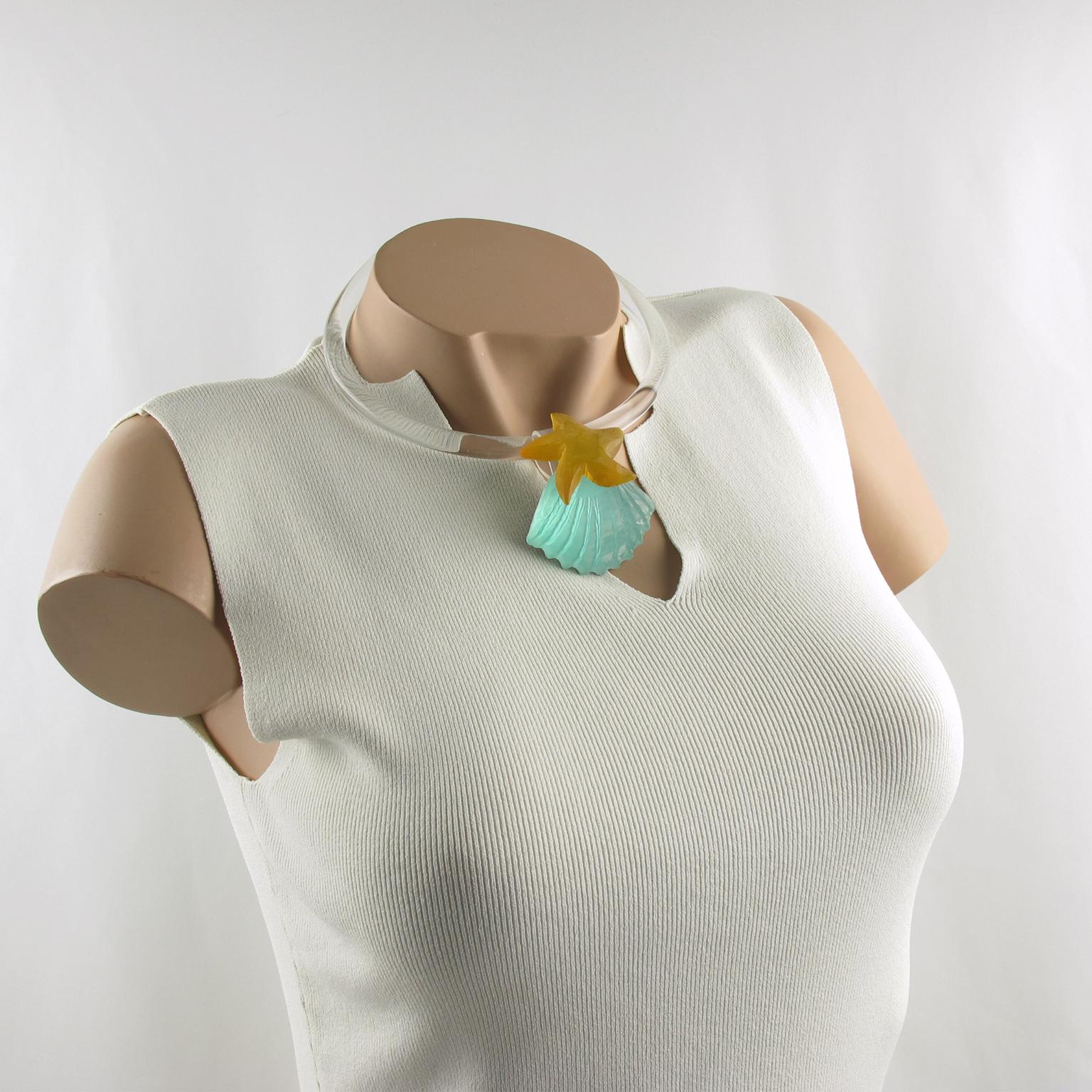 Die amerikanische Designerin Harriet Bauknight hat für Kaso diese wunderschöne Halskette aus Lucite entworfen. Das starre, runde, geformte Halsband aus Lucite schmiegt sich an den Hals und ist mit einem abnehmbaren Anhänger verziert. Das starre,