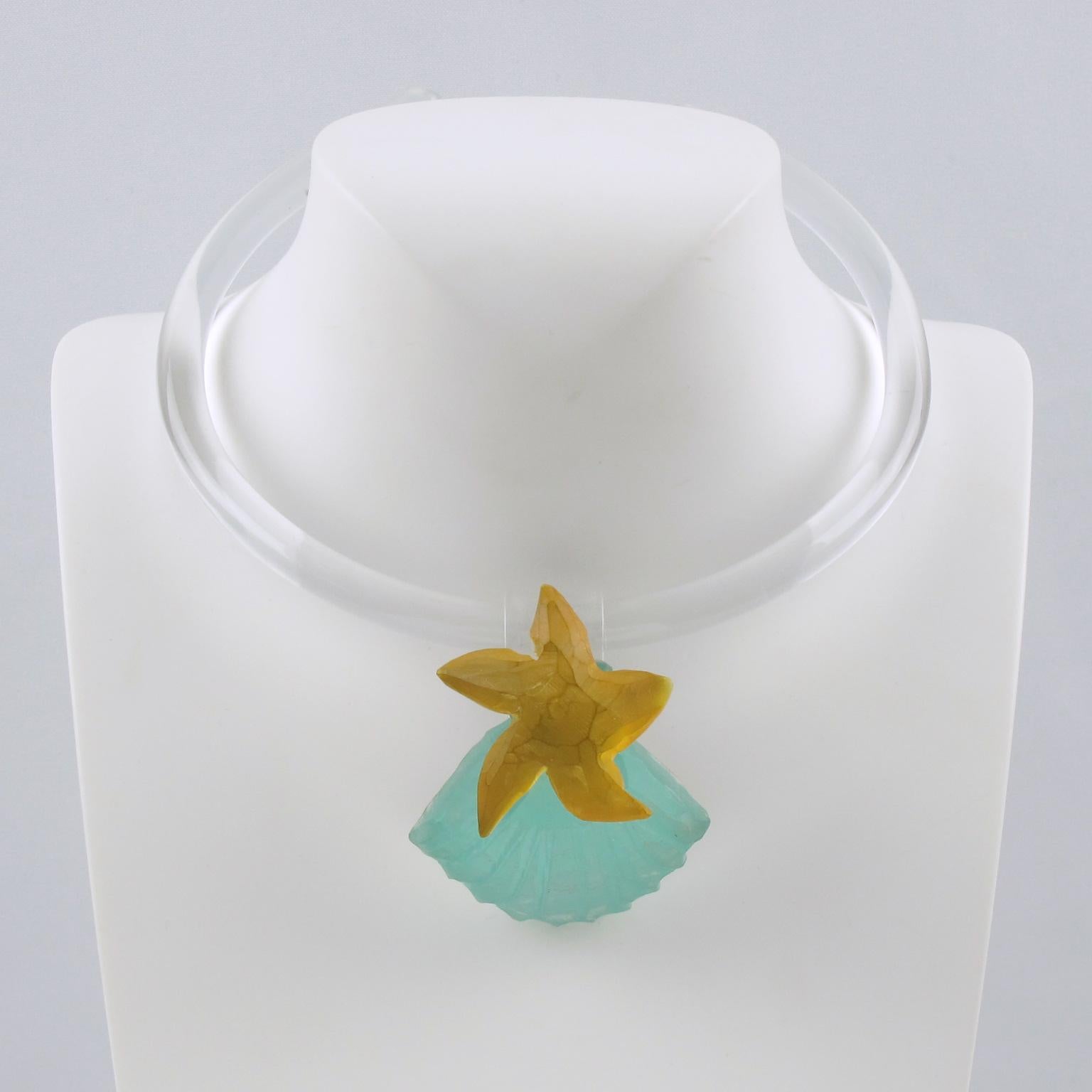 Kaso Rigid Lucite Choker-Halskette mit grüner, gelber Muschel und Seesternen im Zustand „Hervorragend“ im Angebot in Atlanta, GA