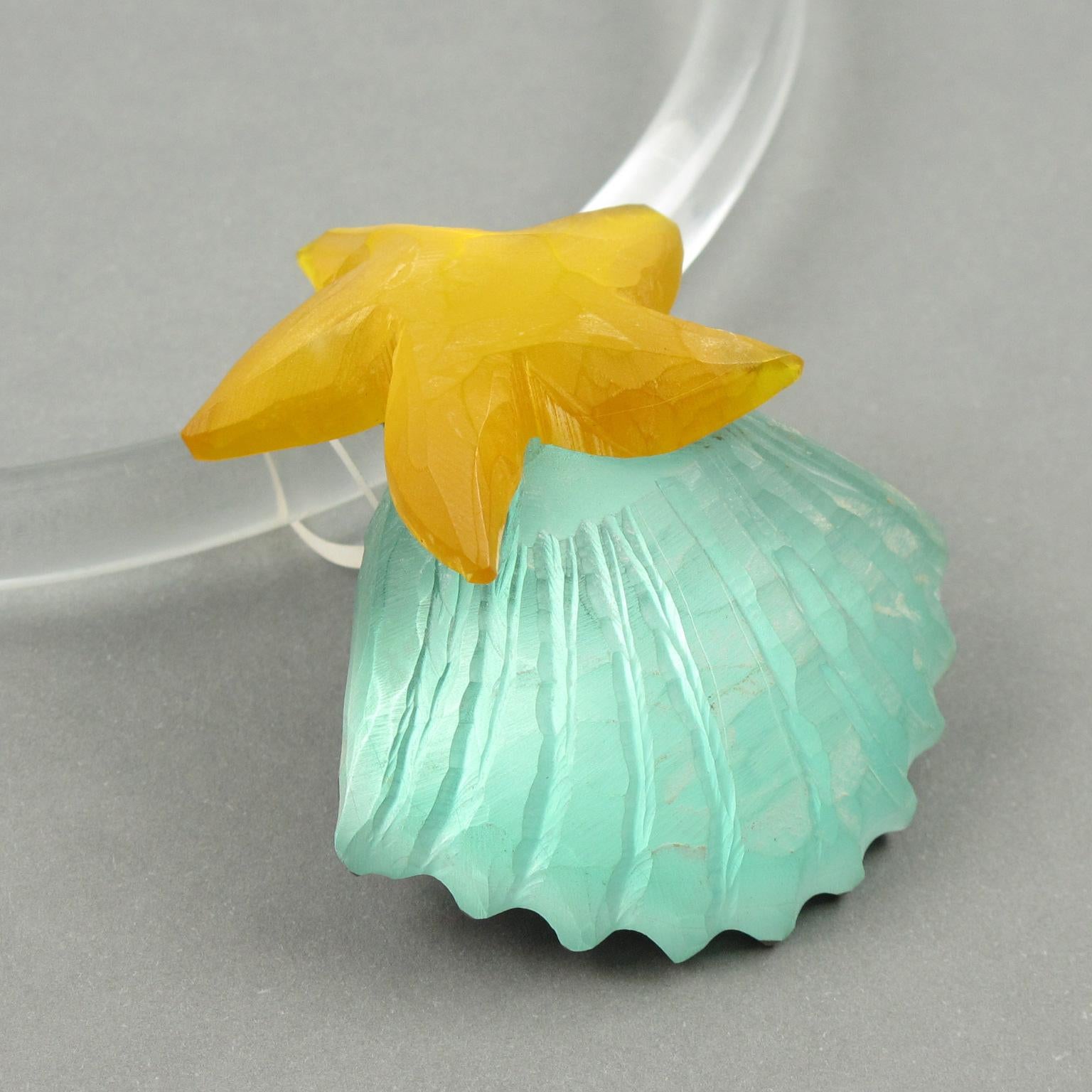Kaso Rigid Lucite Choker-Halskette mit grüner, gelber Muschel und Seesternen im Angebot 3