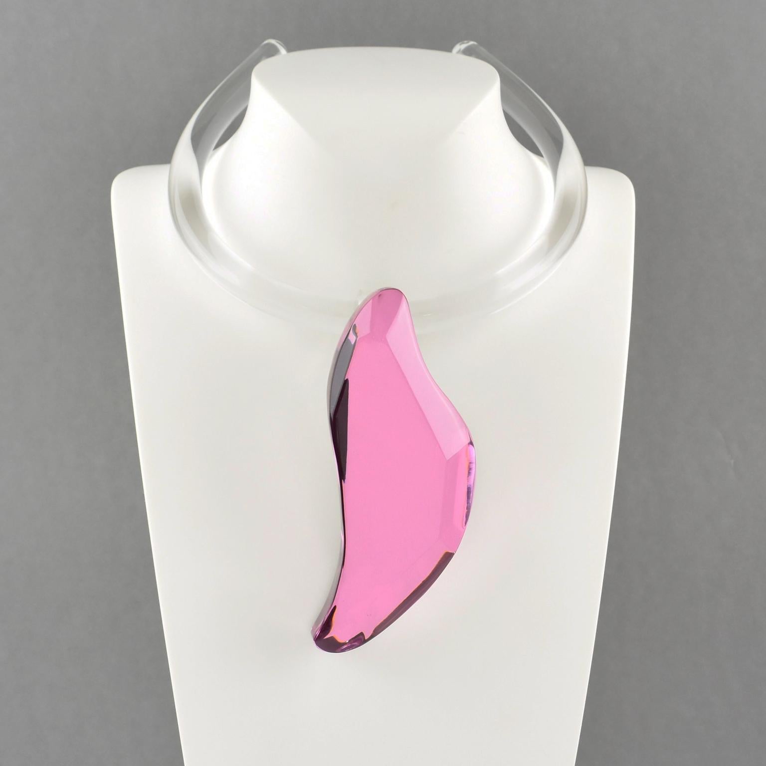 Kaso Sculptural Pink Lucite Rigid Choker Pendant Necklace In Excellent Condition For Sale In Atlanta, GA